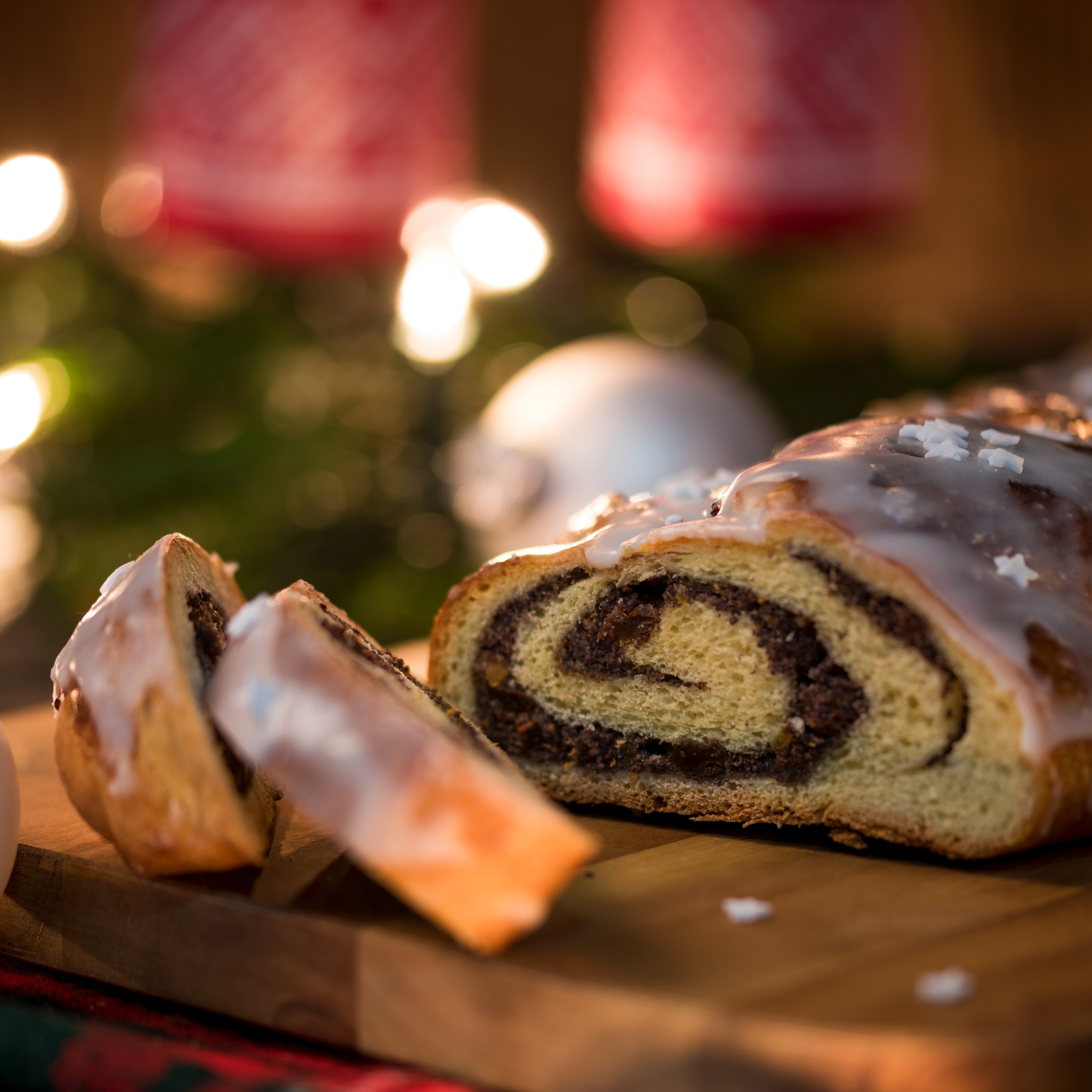 Poppy seed roll on a cutting board HD Wallpaper