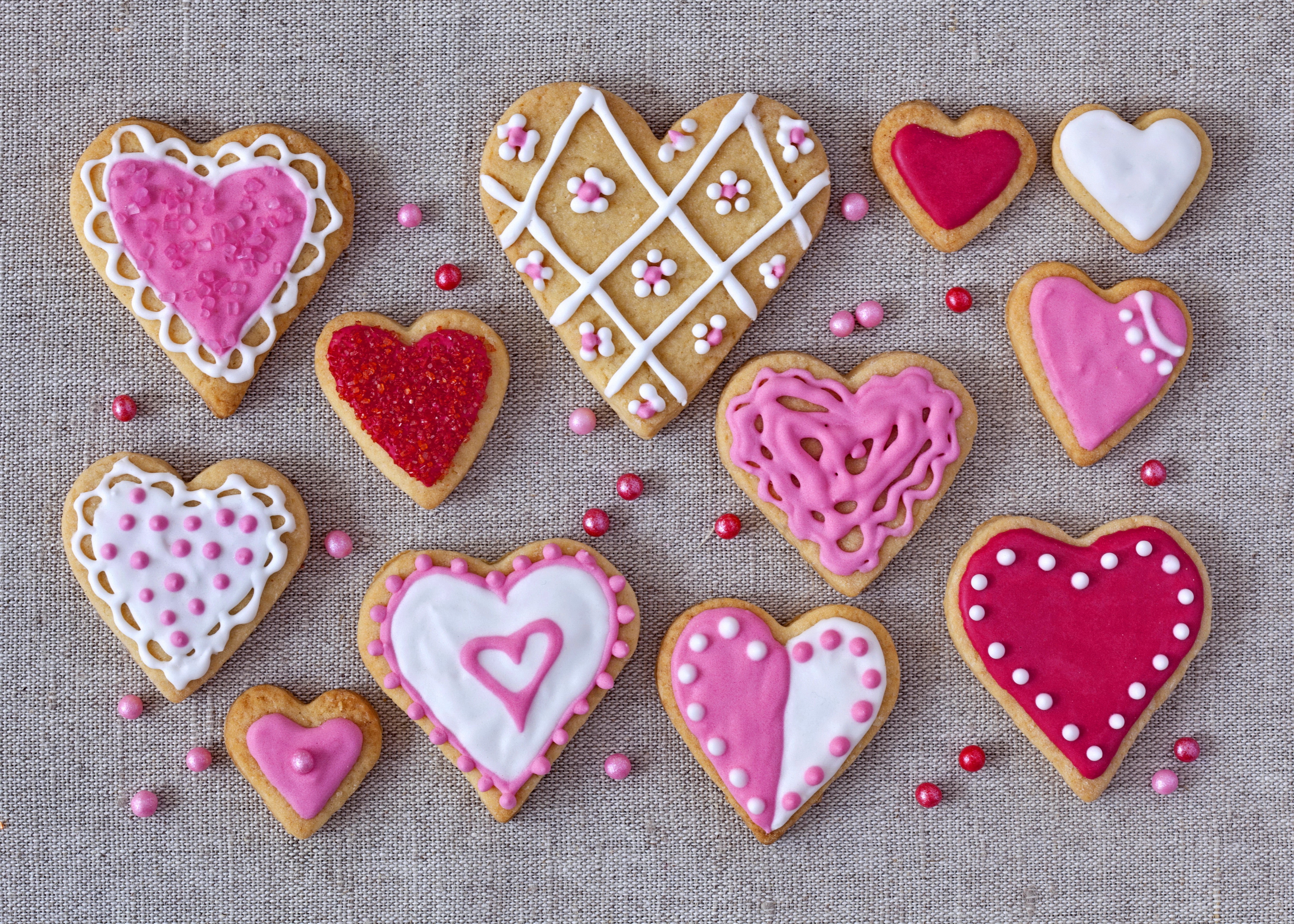 Heart-shaped cookies with pink and red icing HD Wallpaper