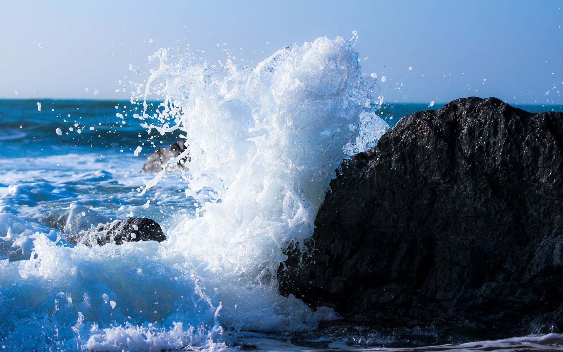 Wave crashing on a dark rock HD Wallpaper