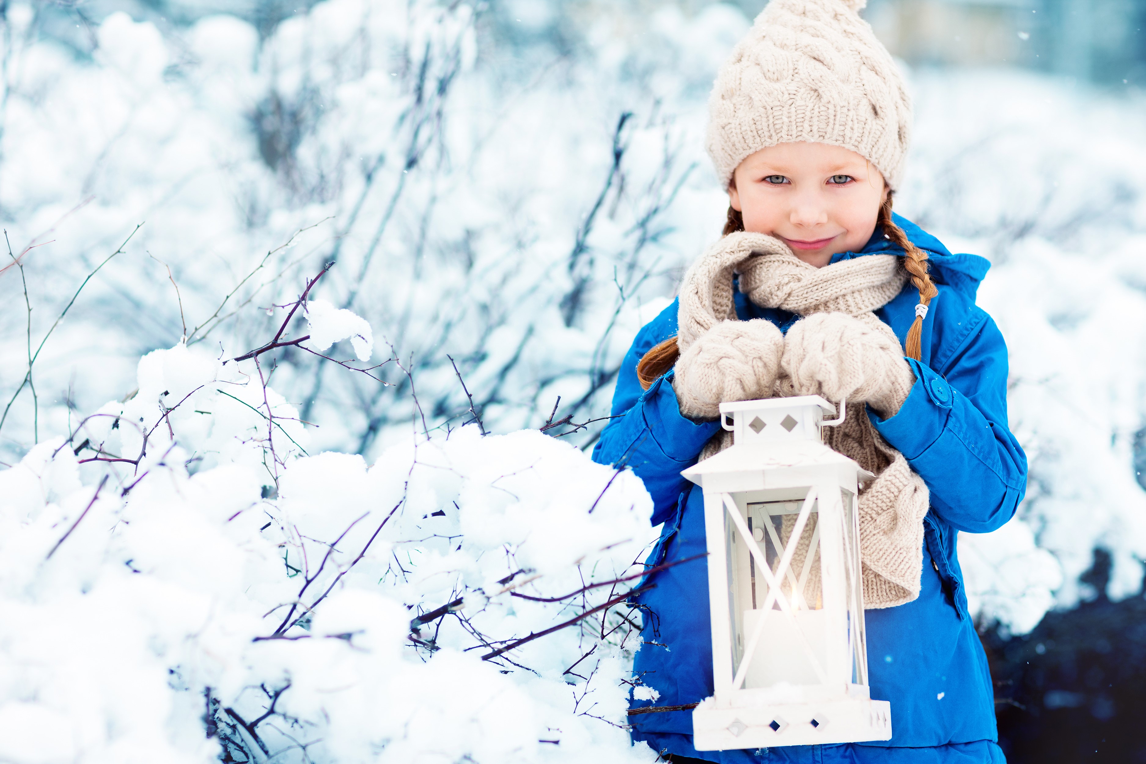 Girl in winter hat holding a lantern HD Wallpaper