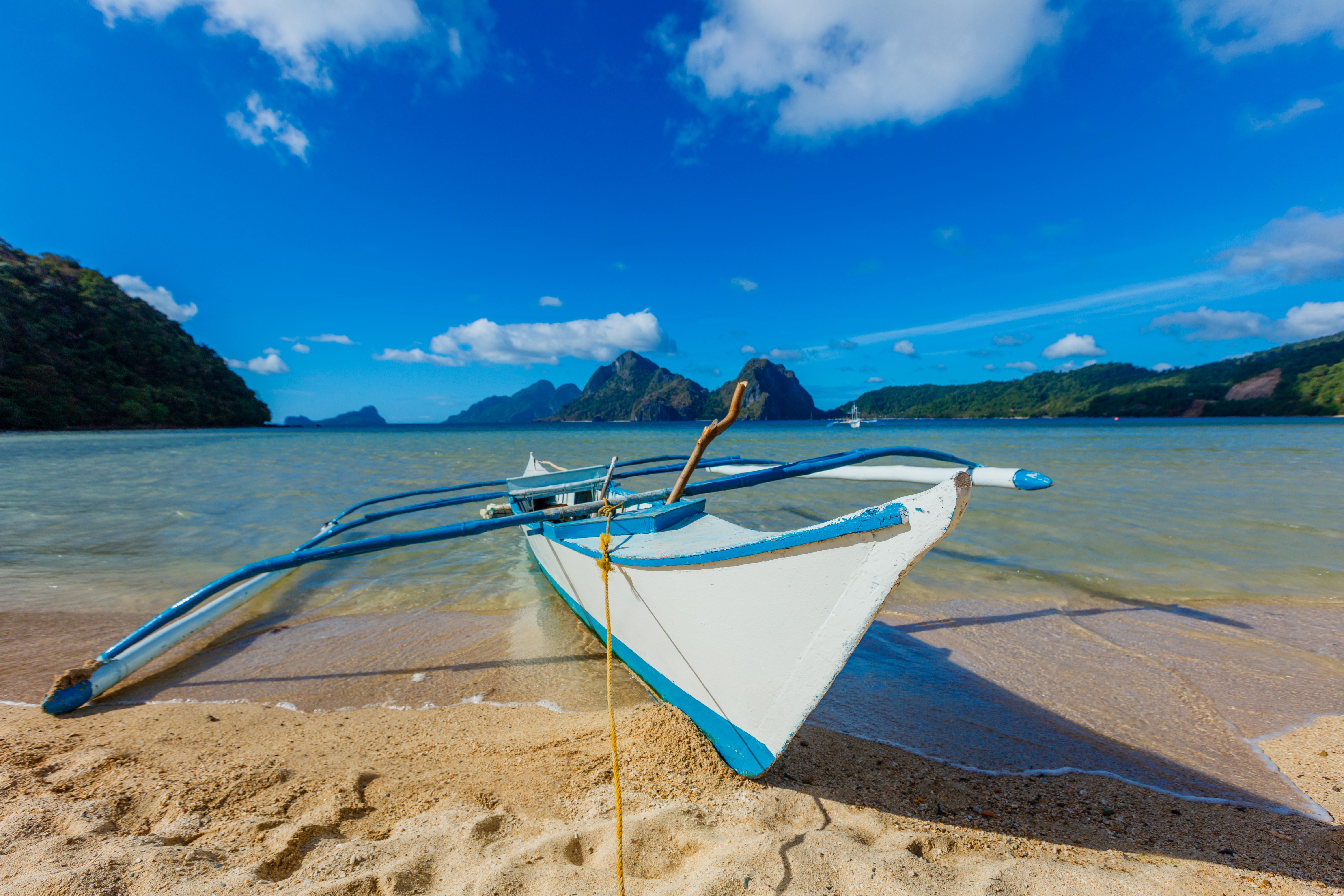 Boat on a beach in the Philippines HD Wallpaper