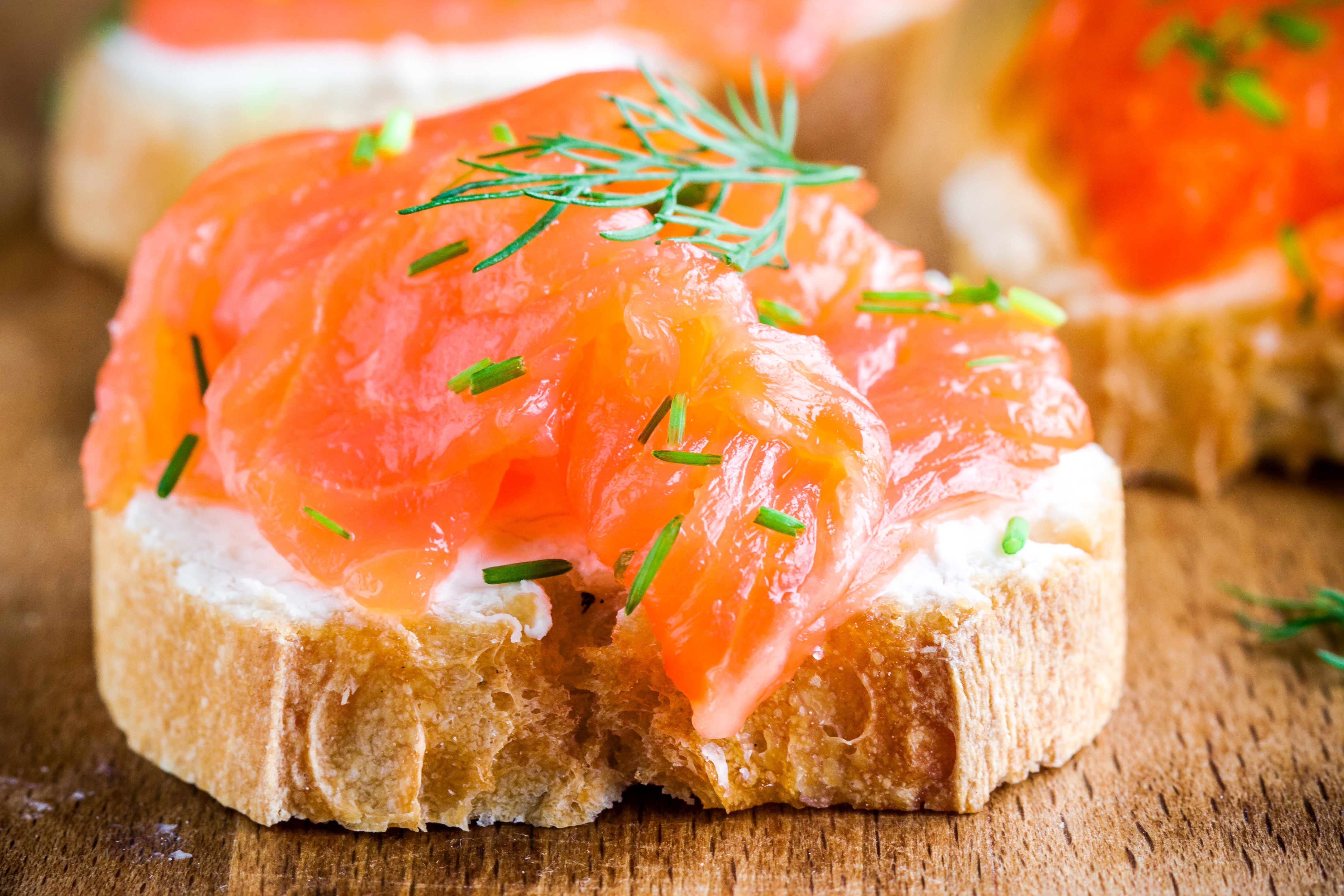 Smoked salmon on bread with cream cheese and chives HD Wallpaper