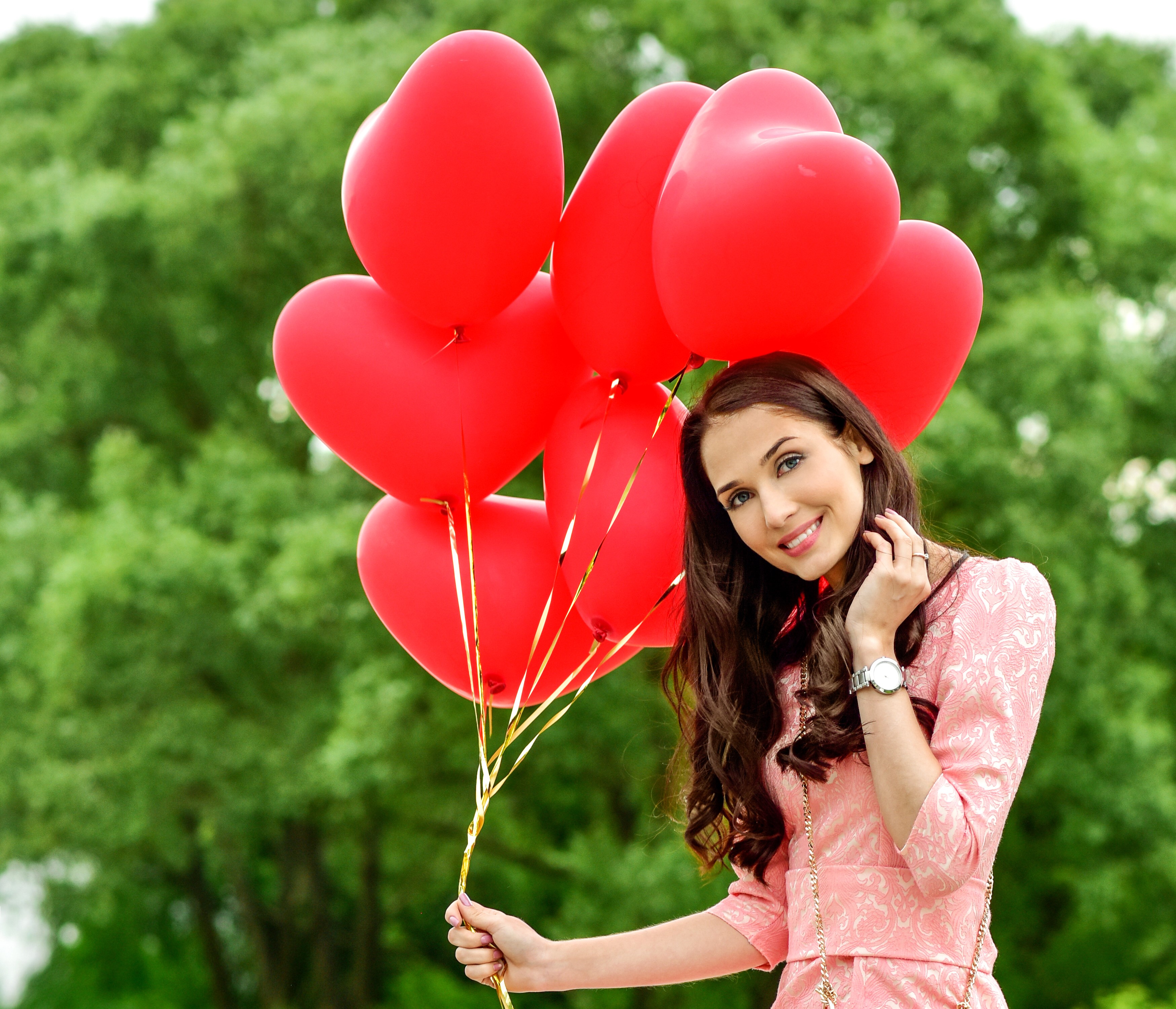 Woman holding red heart balloons HD Wallpaper