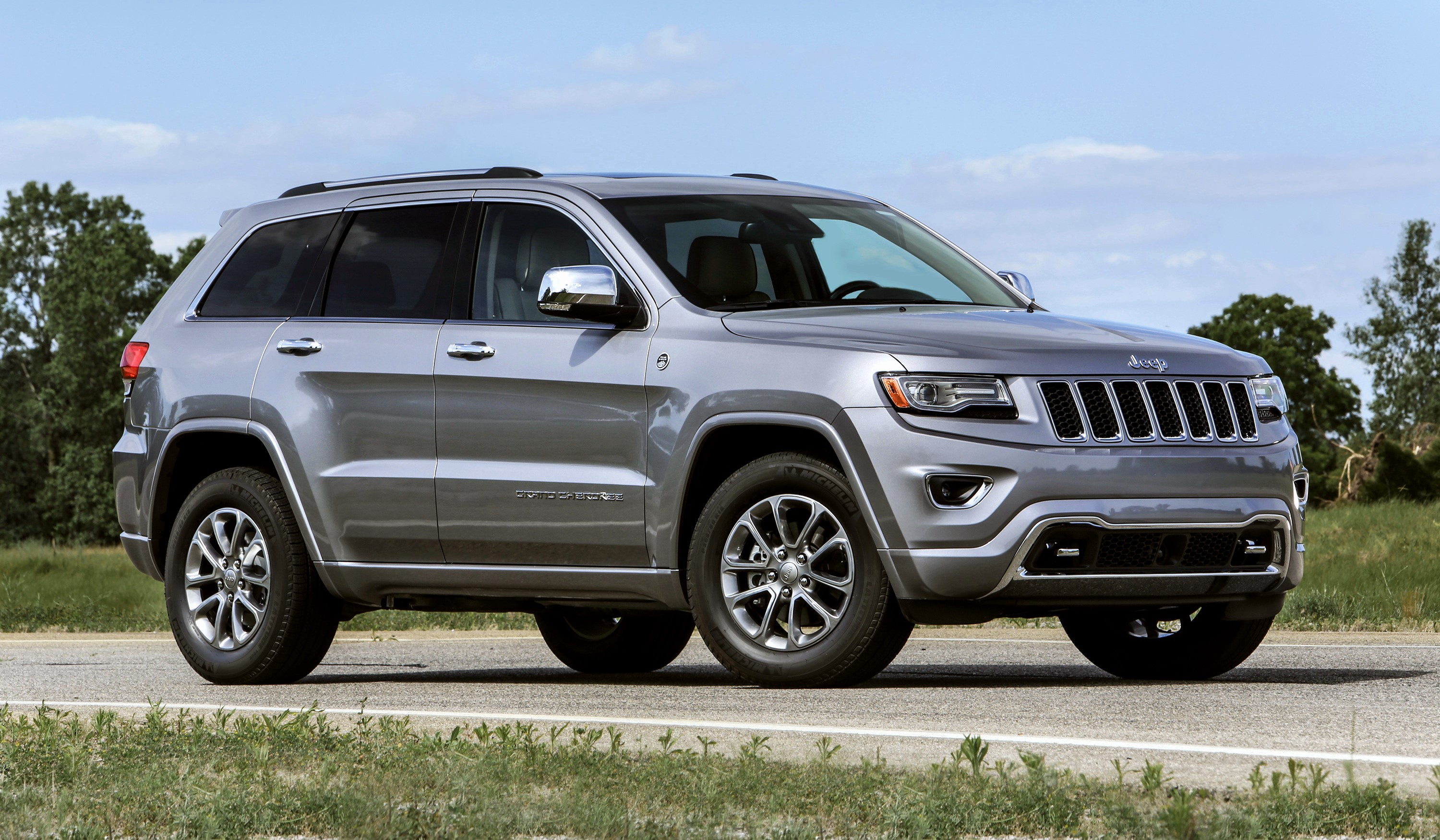 Silver Jeep Grand Cherokee on a Road HD Wallpaper