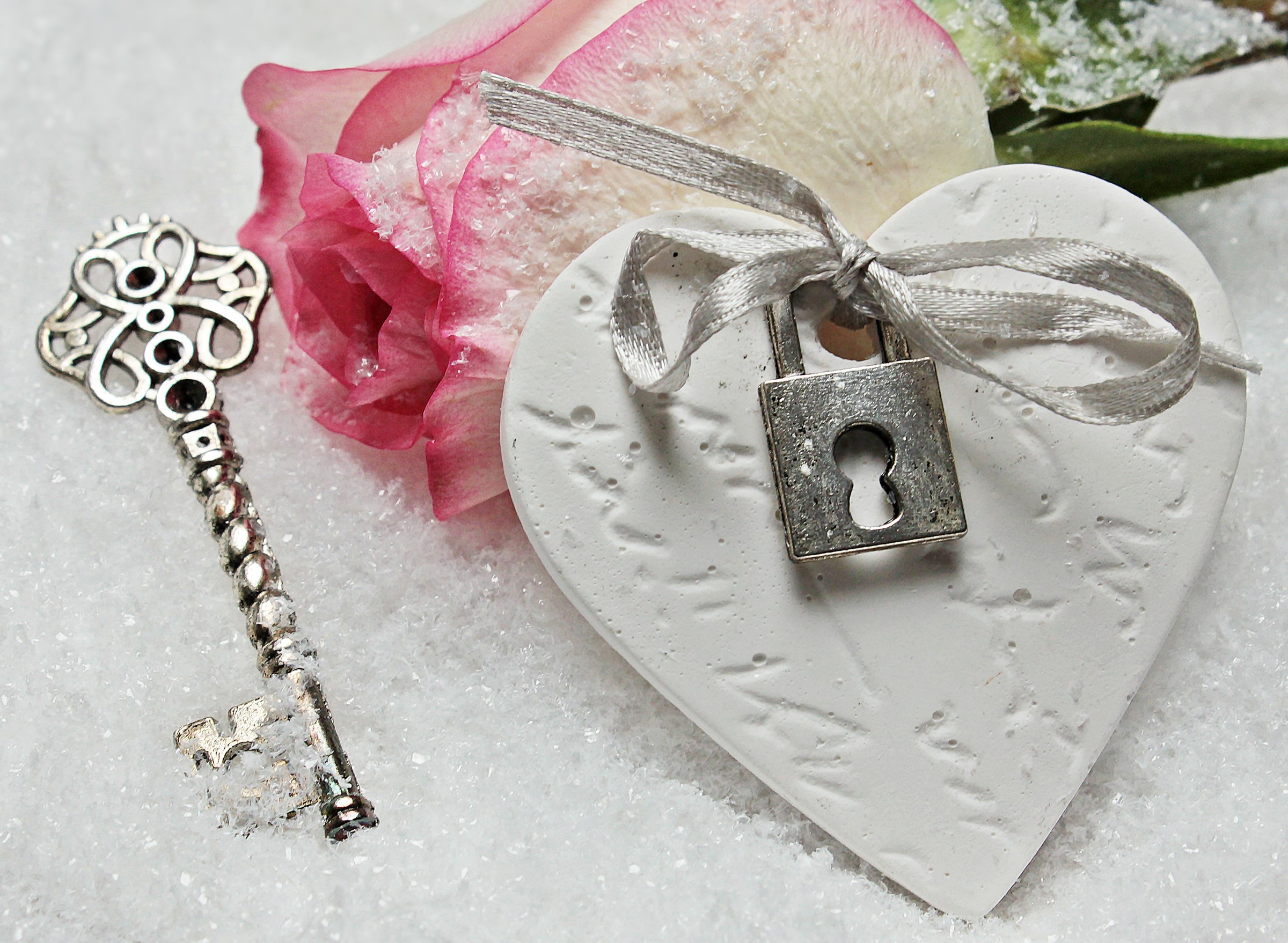 Valentine's Day rose with heart, lock, and key HD Wallpaper