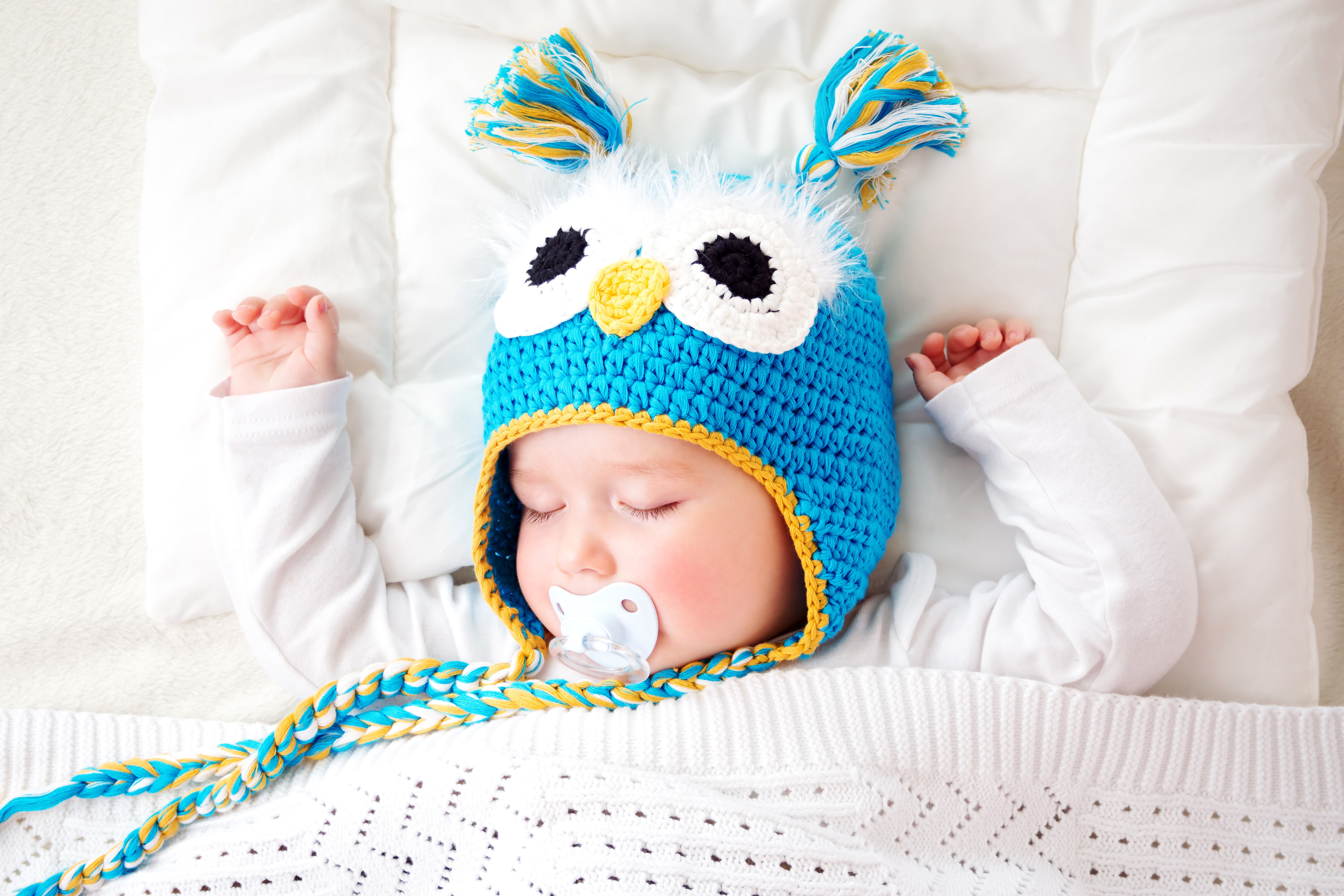 Baby sleeping with owl hat HD Wallpaper