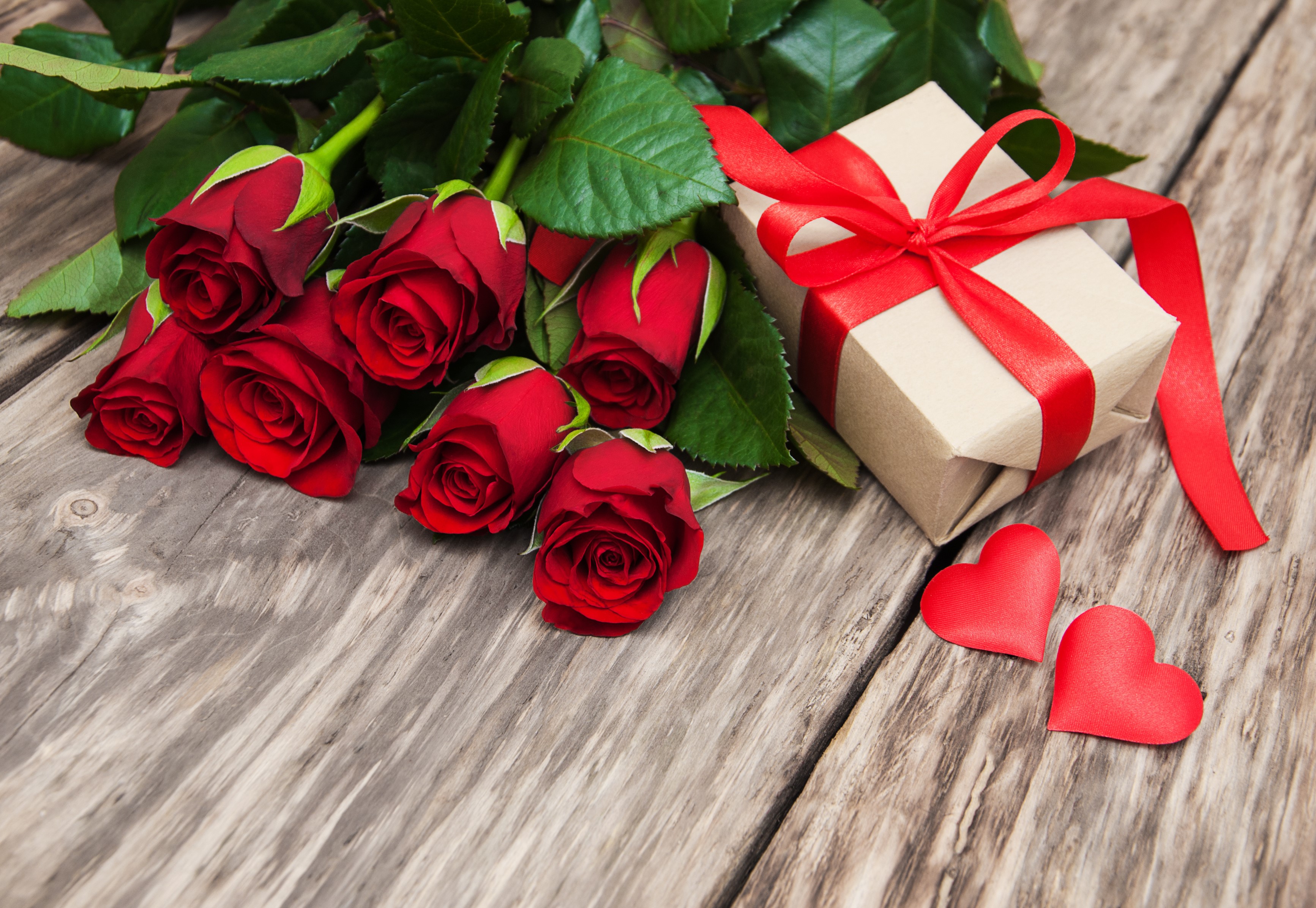 Red Roses and Gift Box on Wooden Surface HD Wallpaper