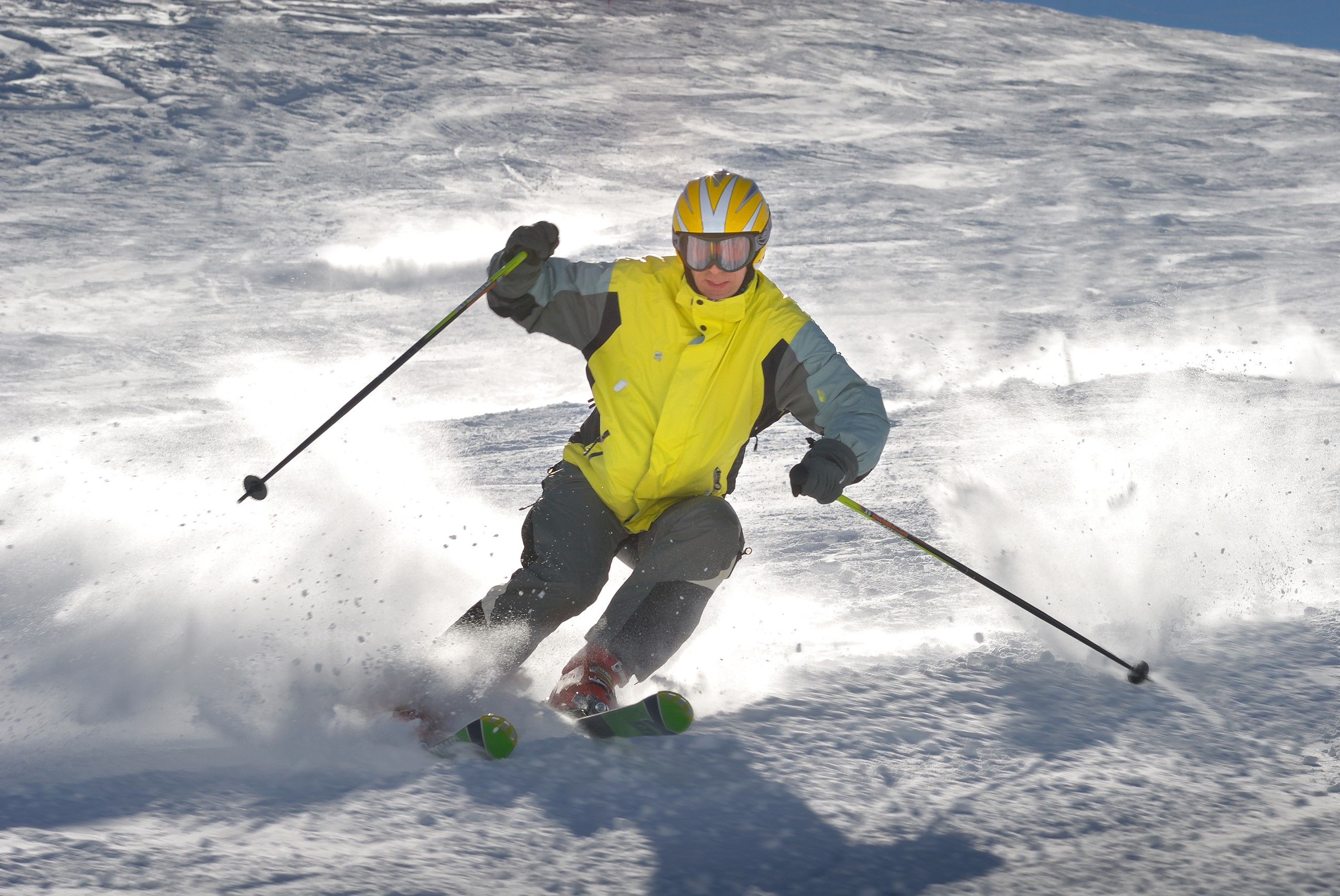 Man skiing down a snowy slope HD Wallpaper