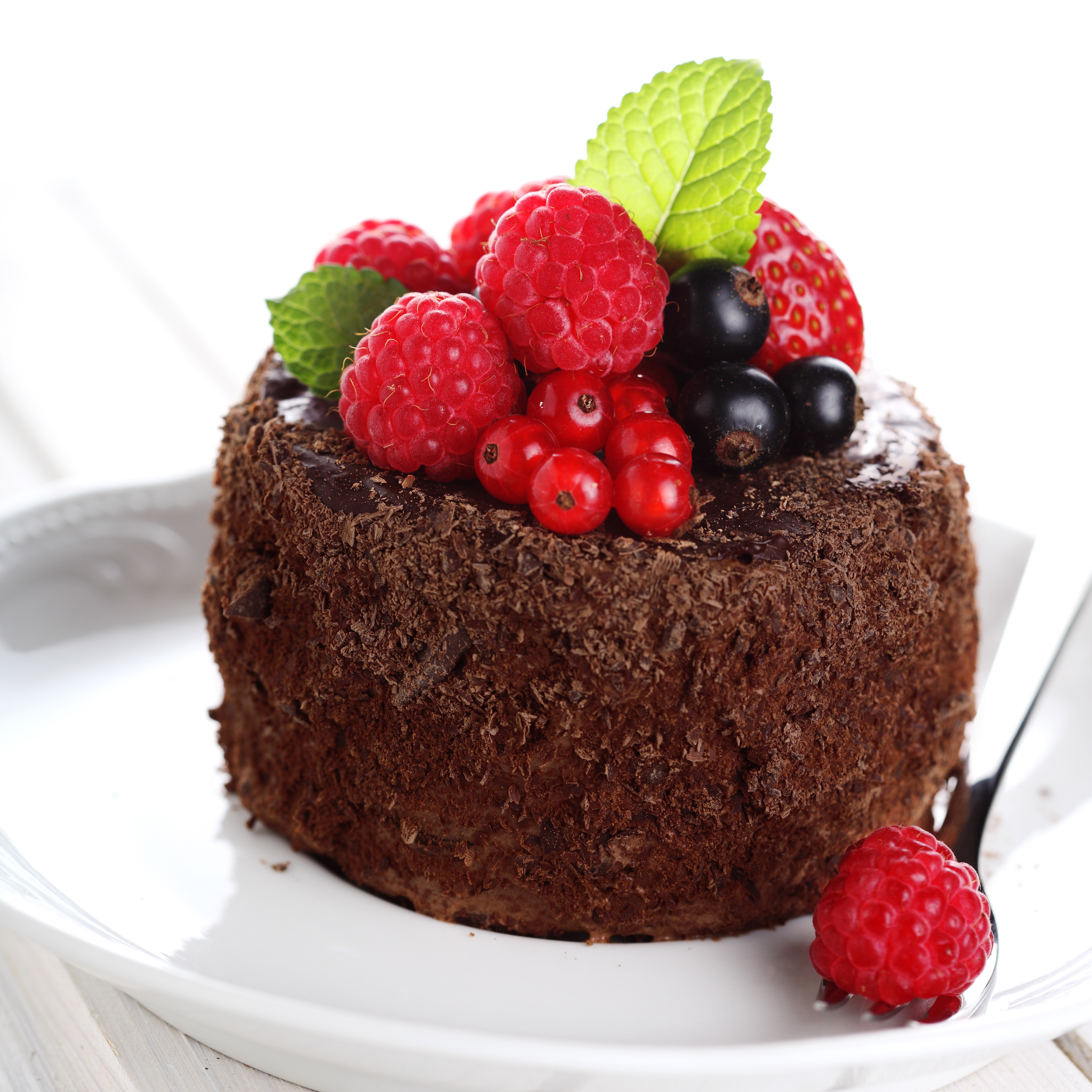 Chocolate cake with berries and mint HD Wallpaper