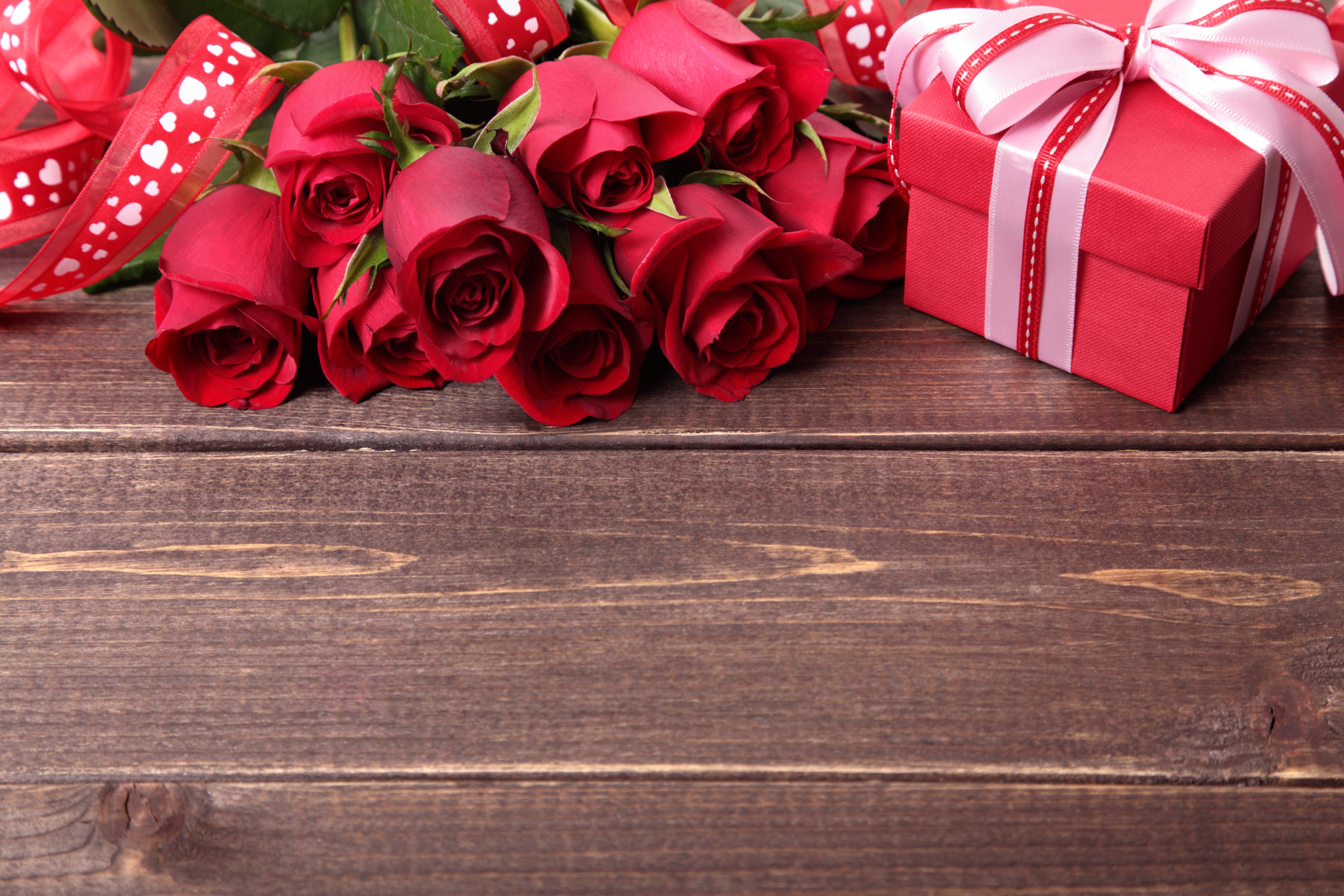 Red Roses and Gift Box on Wood HD Wallpaper