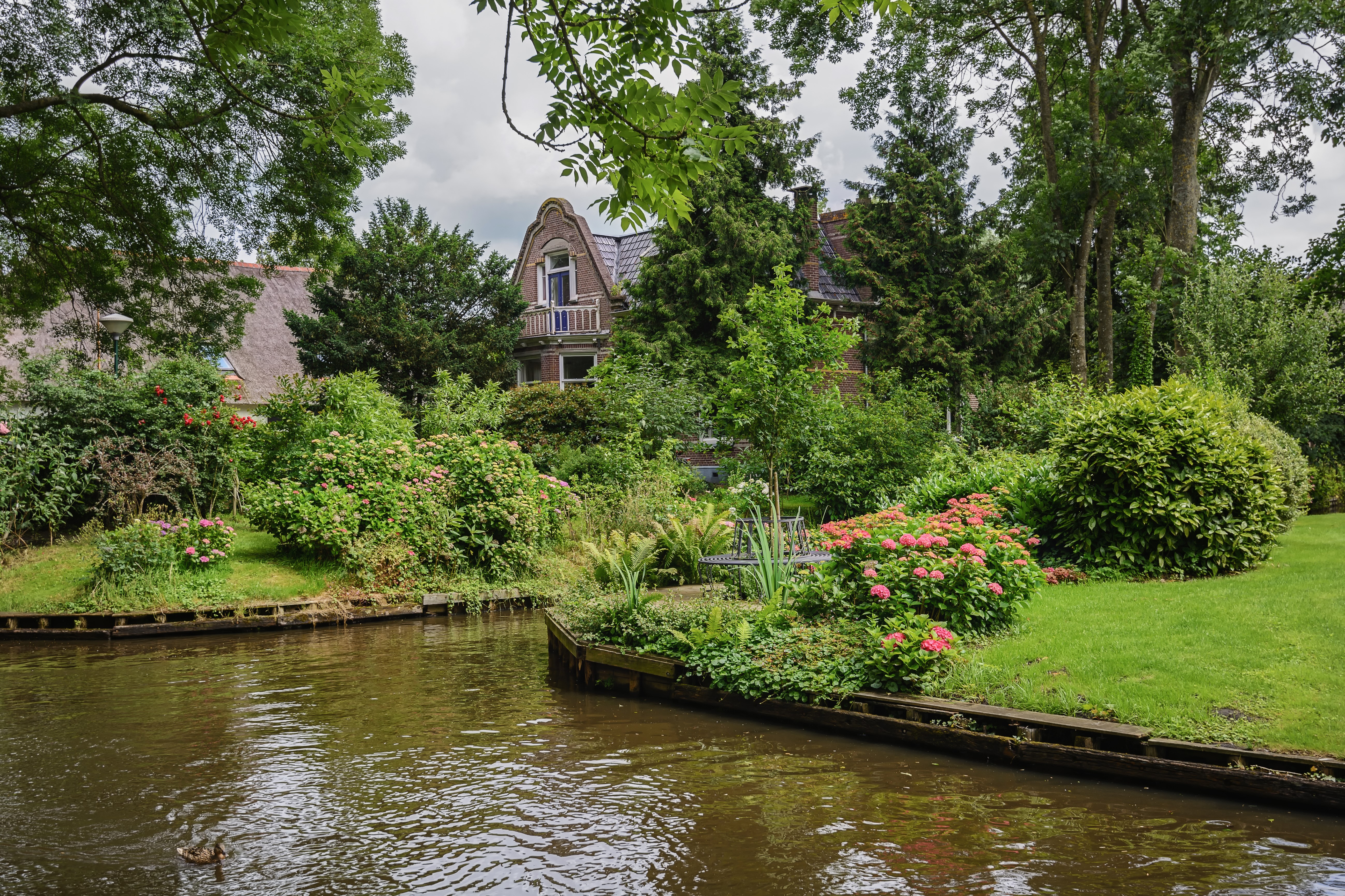 Giethoorn, Netherlands Canal with Houses and Gardens HD Wallpaper