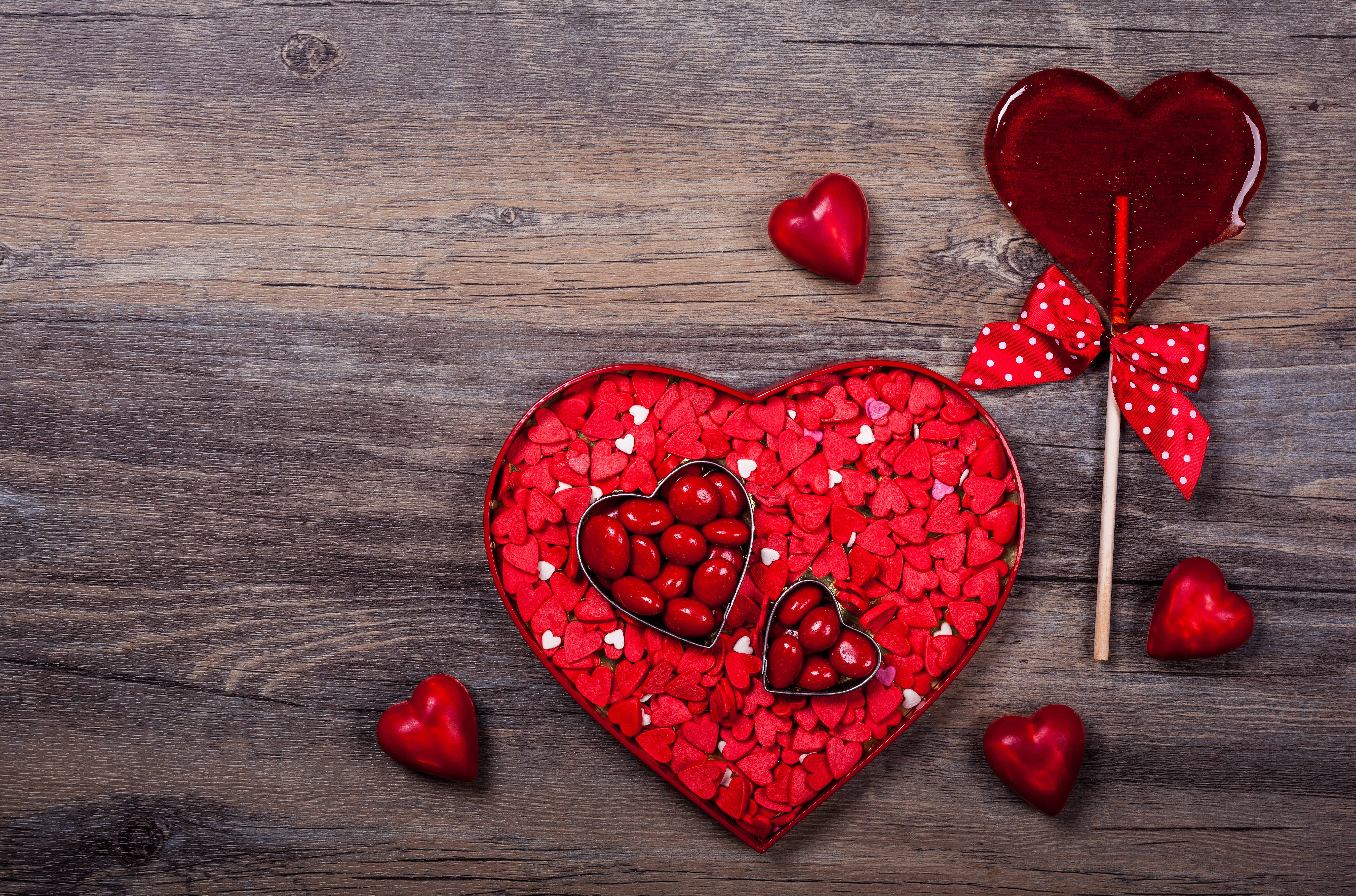 Valentine's Day heart-shaped candy and lollipop on wood HD Wallpaper