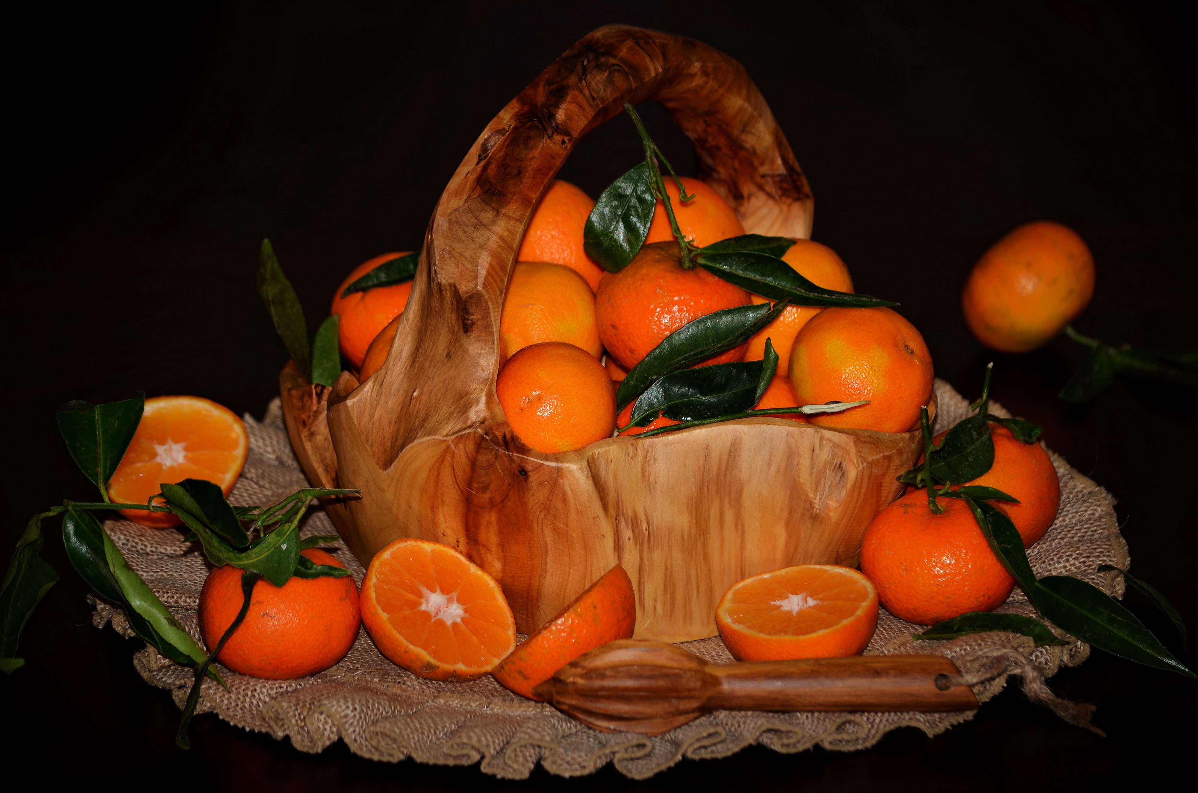 Mandarin oranges in a wooden basket with a juicer HD Wallpaper