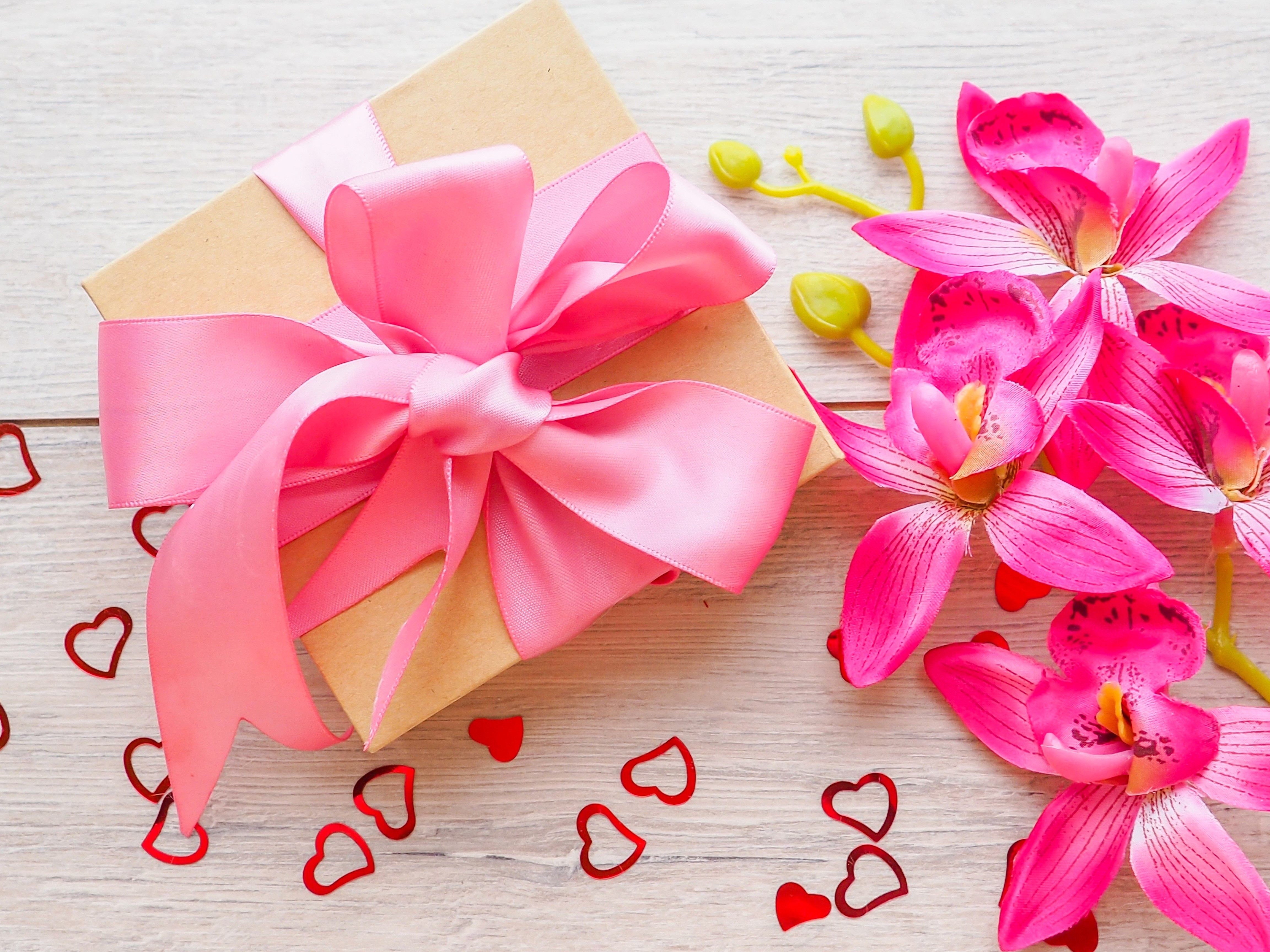 Gift box with pink bow and orchids HD Wallpaper