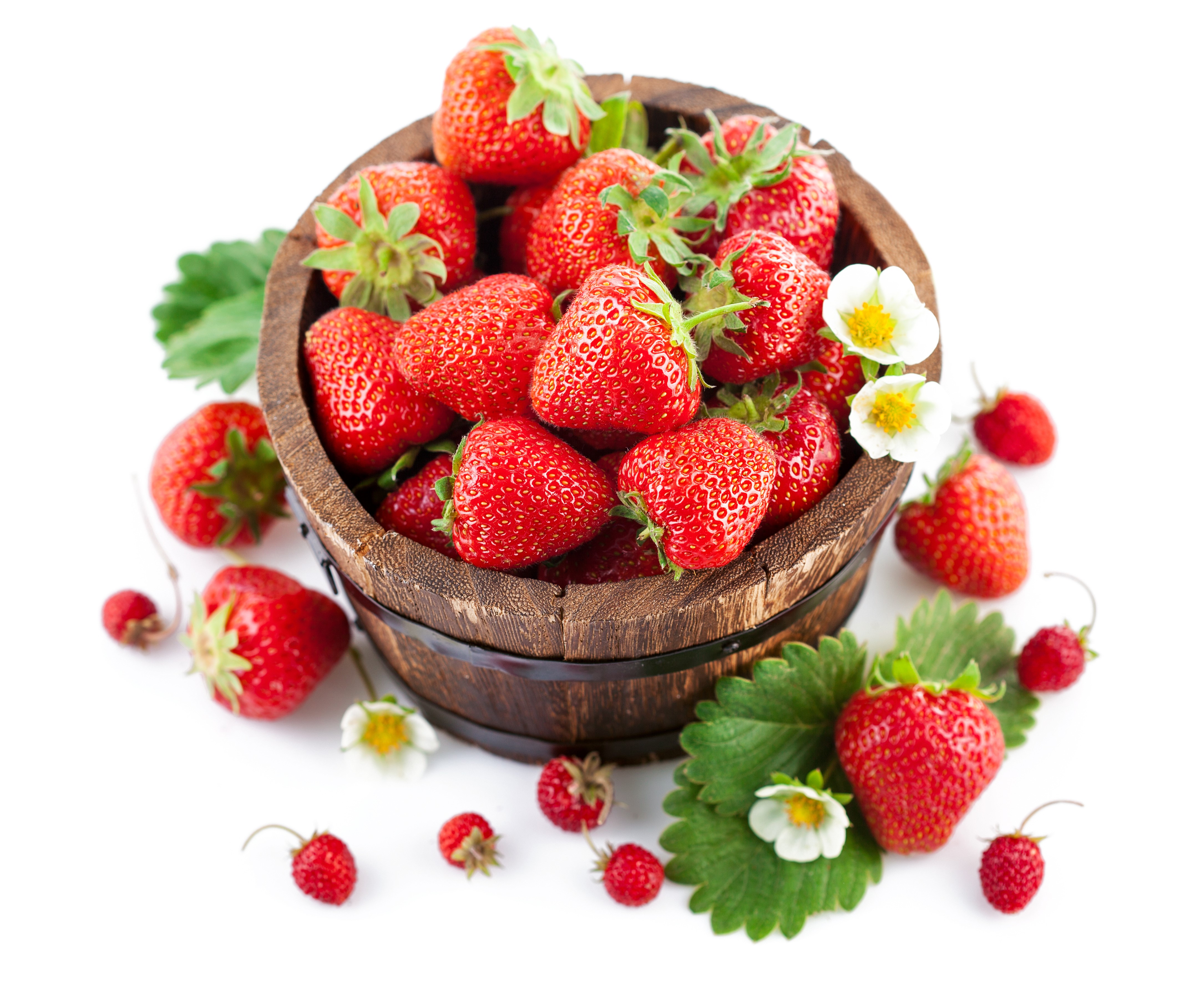 Strawberries in a wooden bucket HD Wallpaper