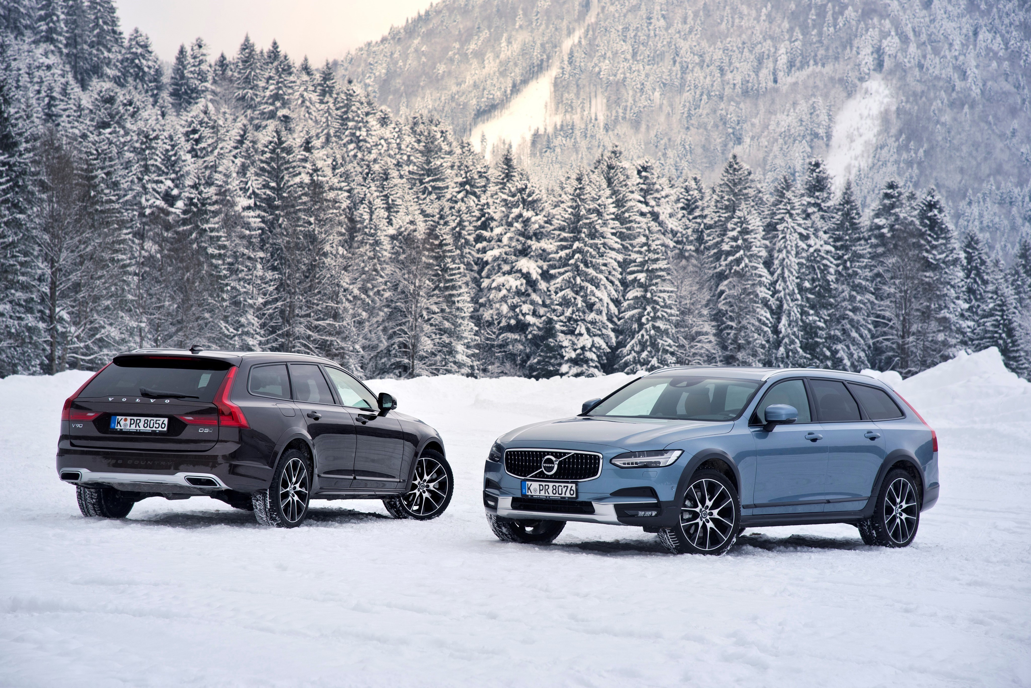 Two Volvo V90 Cross Country cars in snow HD Wallpaper
