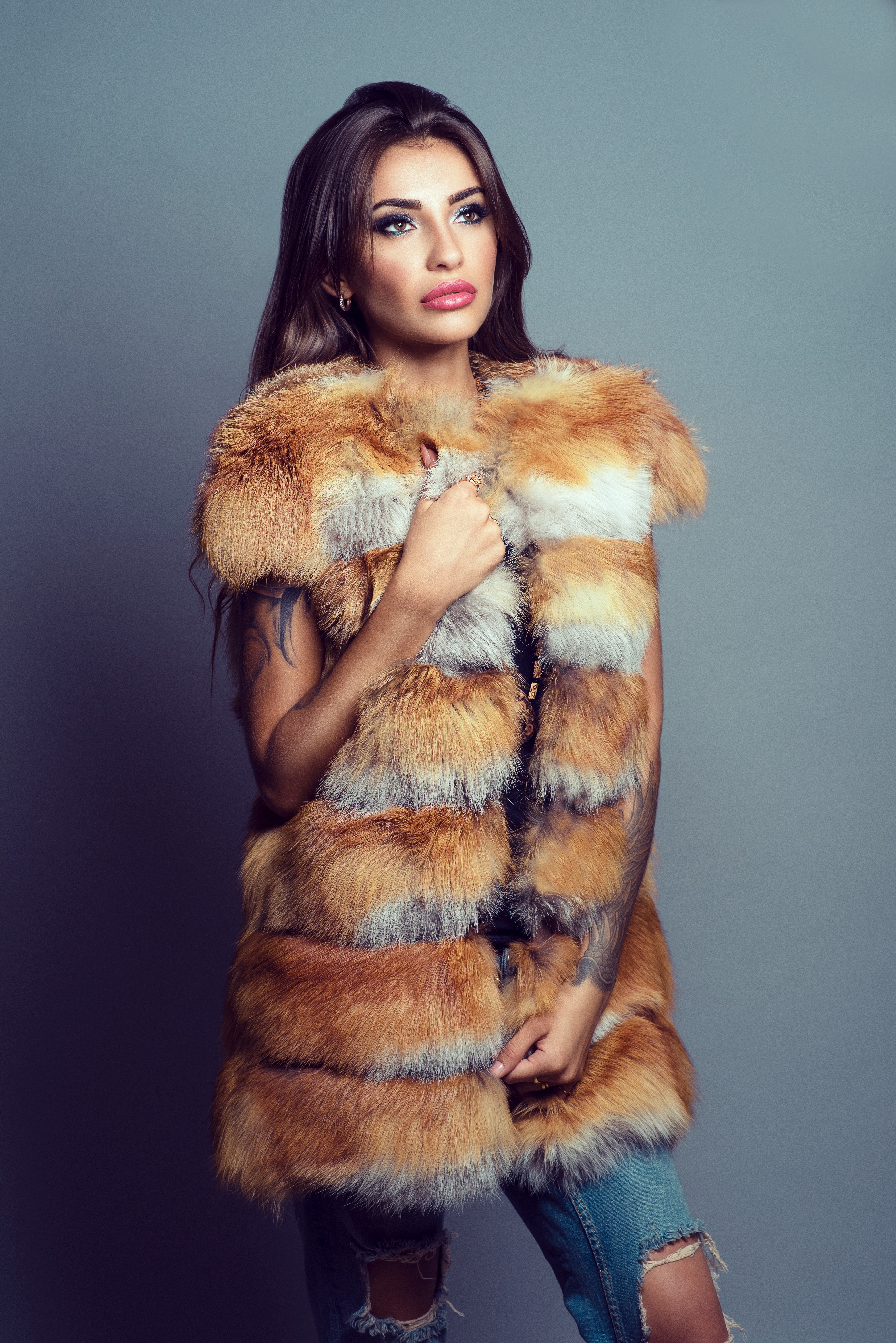 Woman in fur coat and ripped jeans HD Phone Wallpaper