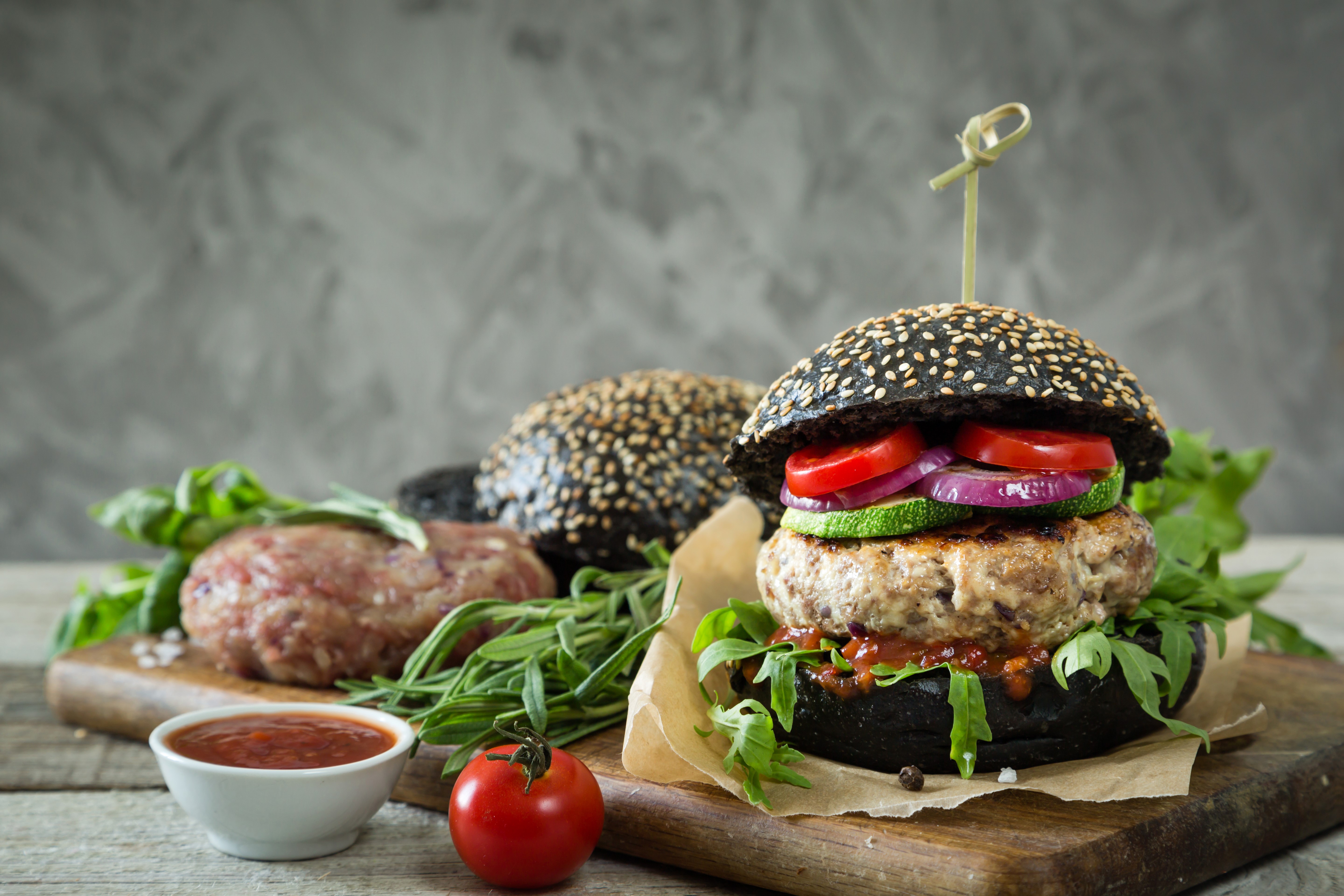 Black sesame bun hamburger with tomato and onion HD Wallpaper
