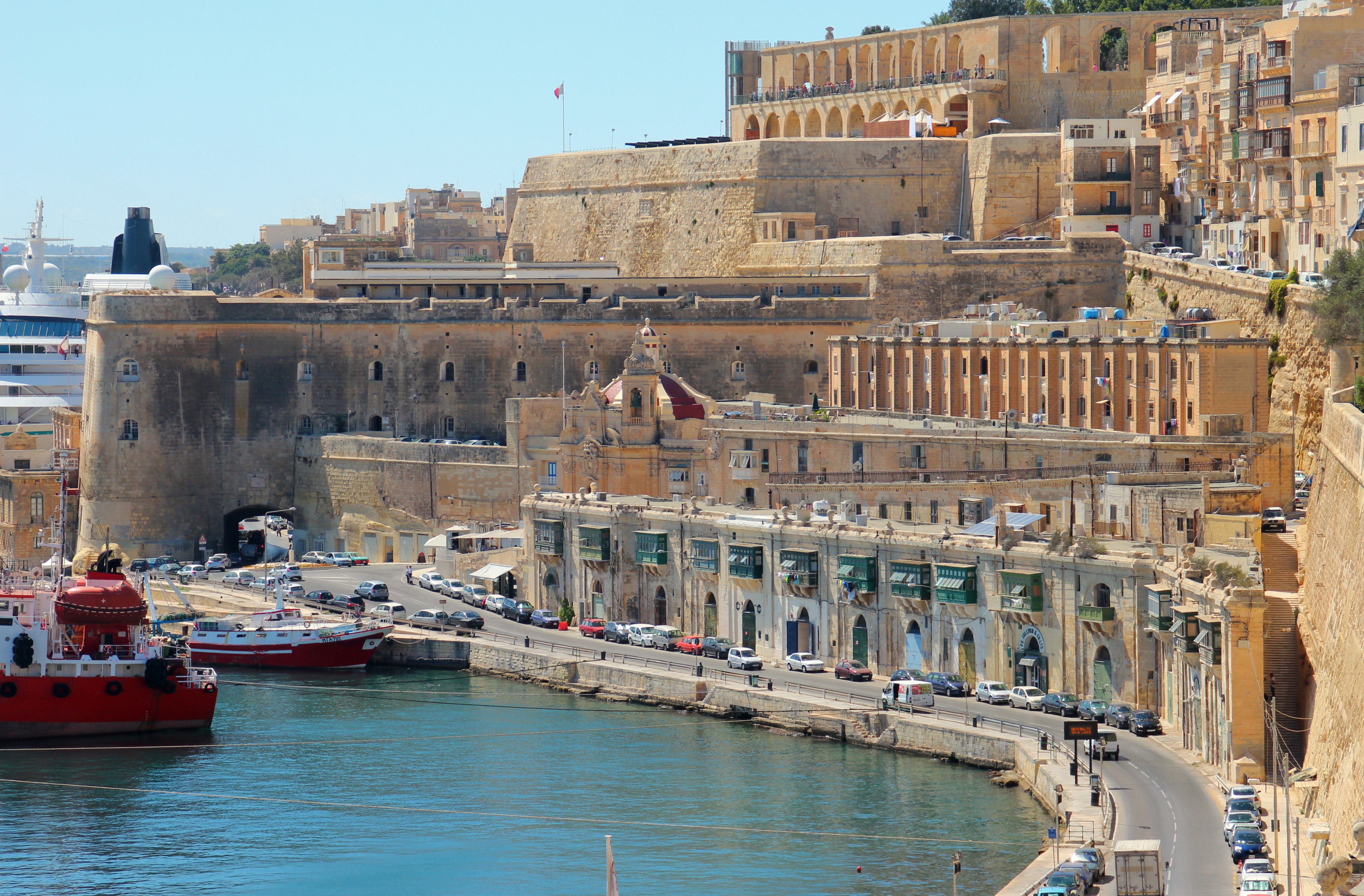 Valetta, Malta Waterfront with Cruise Ship and Fortifications HD Wallpaper