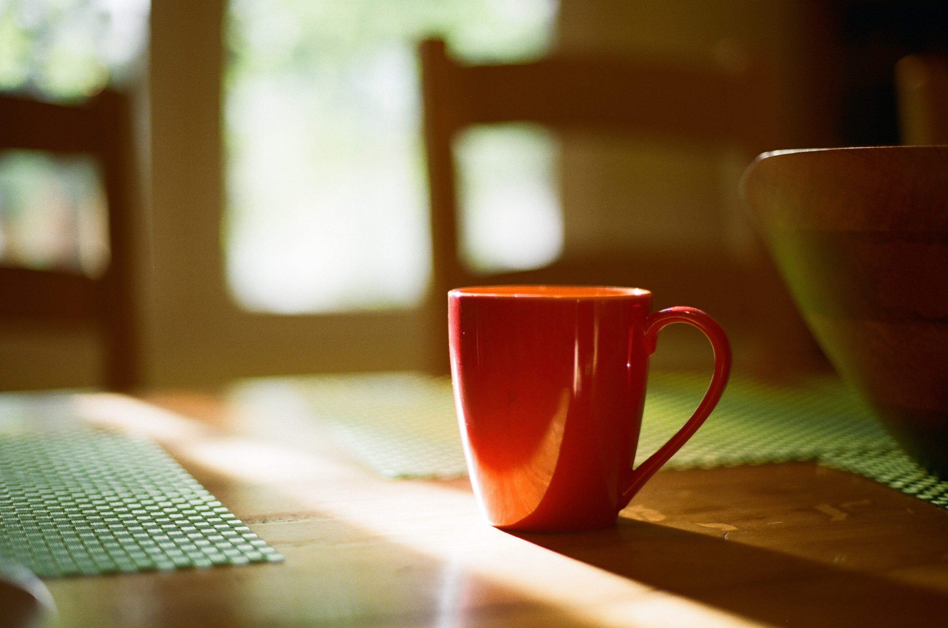 Red mug on a table HD Wallpaper