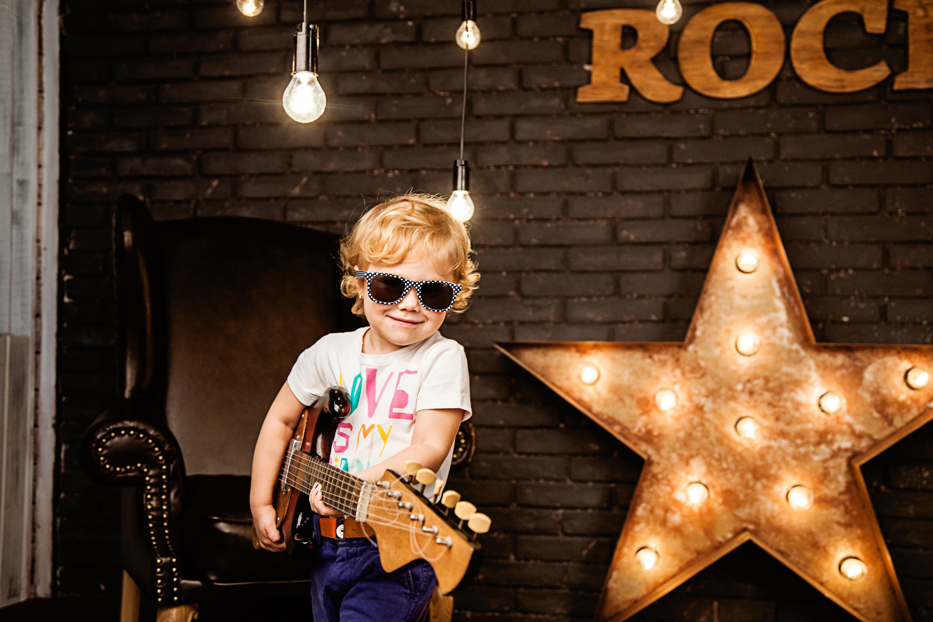 Boy with guitar and star decoration HD Wallpaper