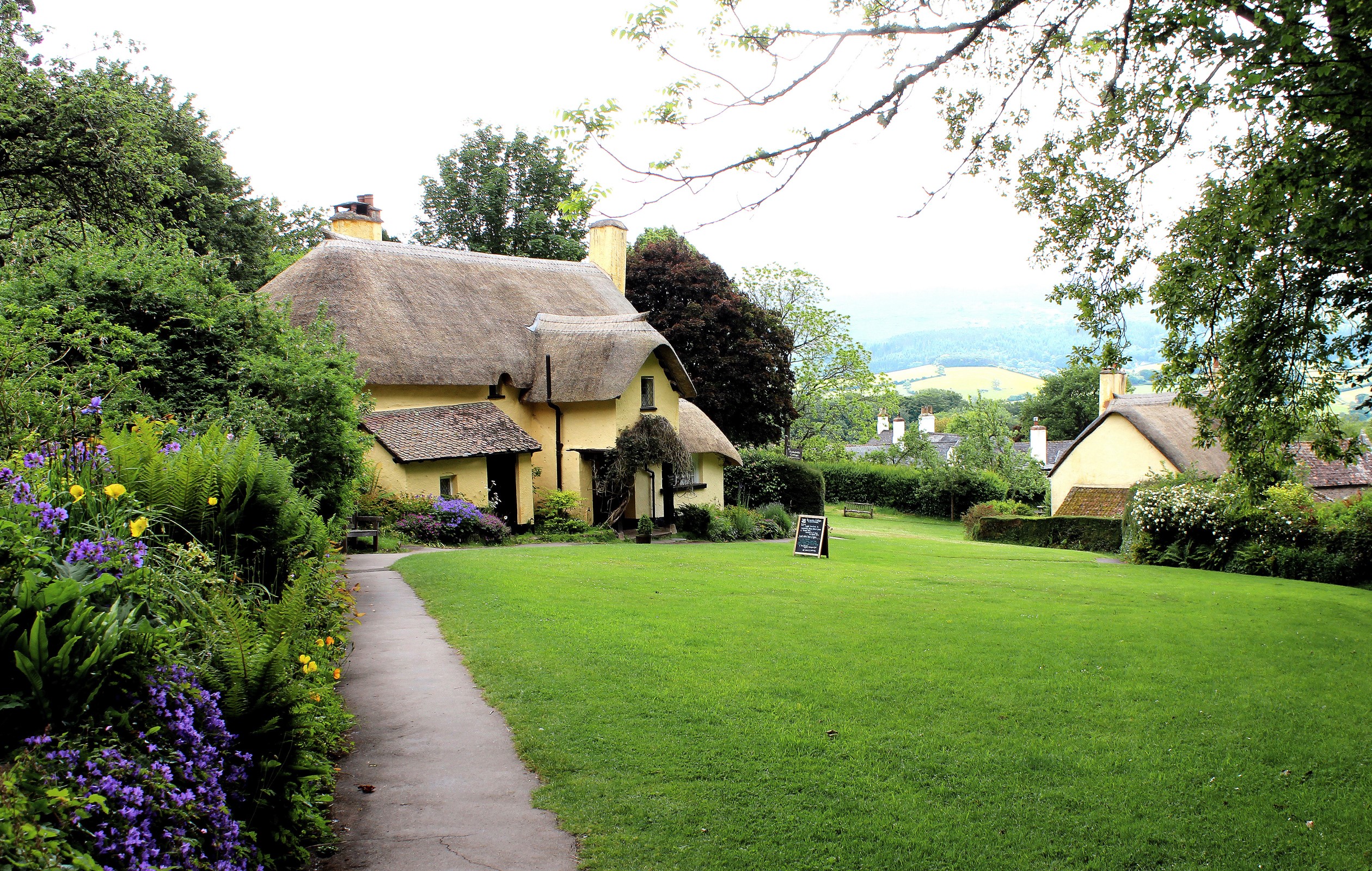 Thatched cottages and gardens in Holnicote HD Wallpaper