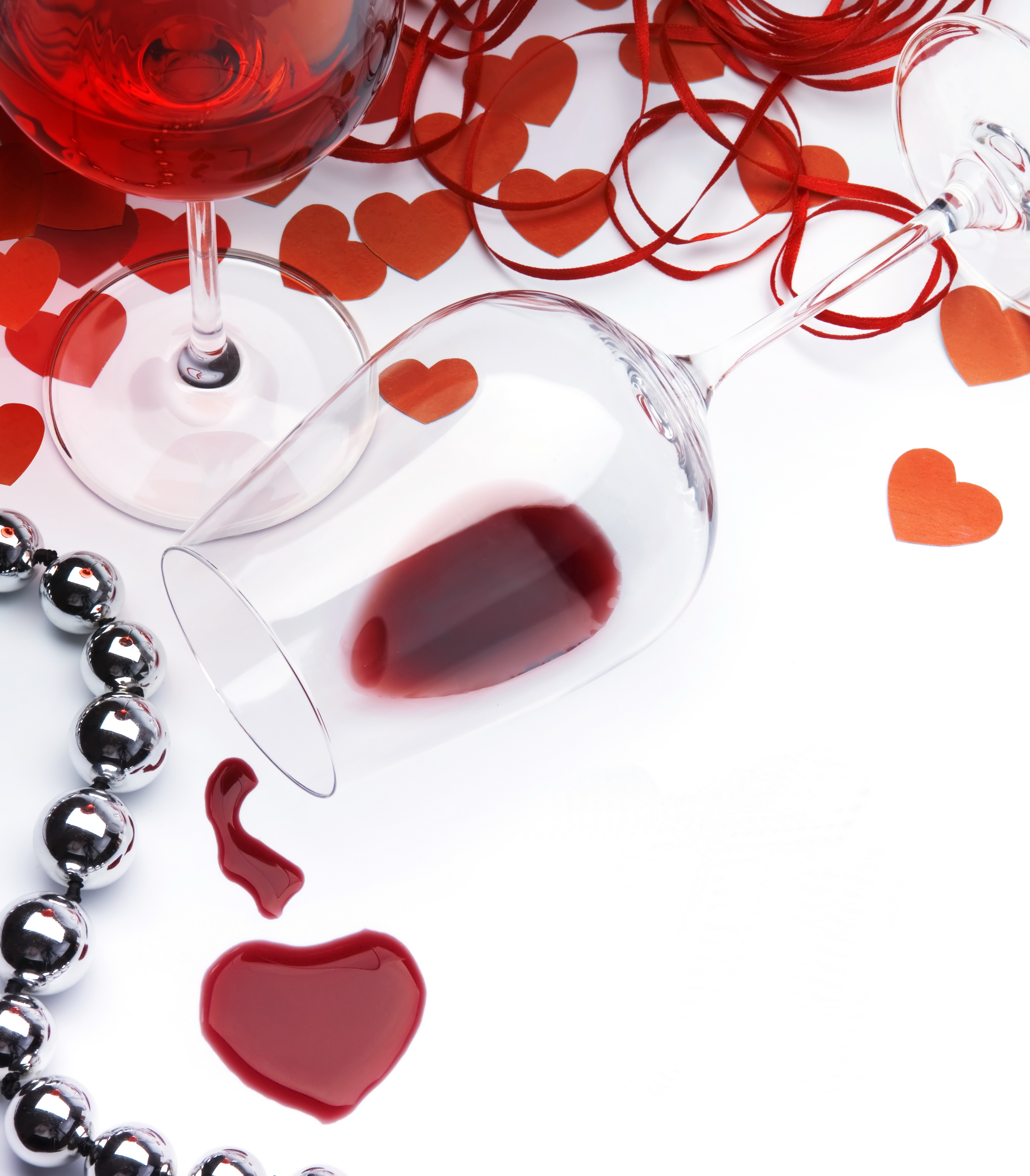 Valentine's Day wine glasses with hearts and beads HD Wallpaper