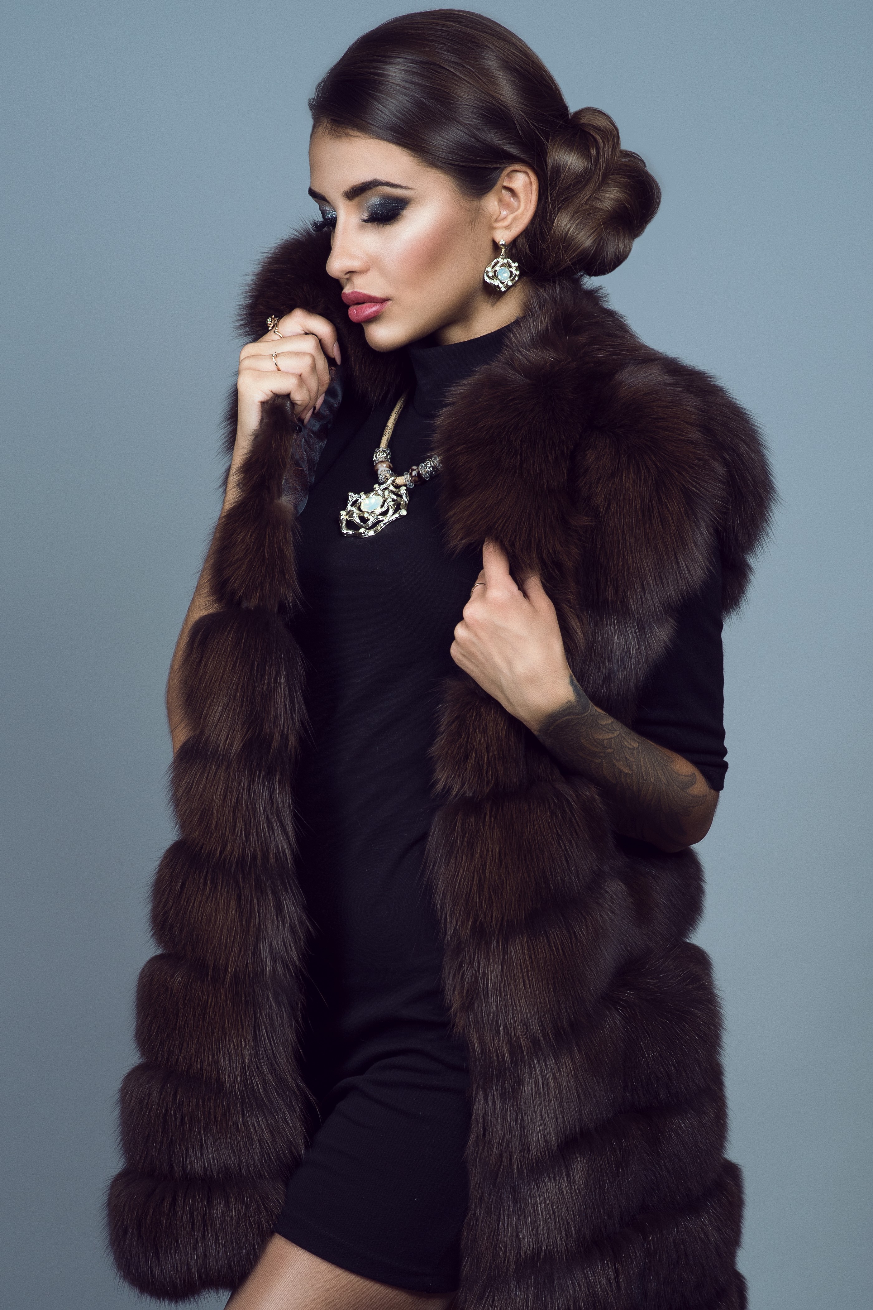 Woman in fur vest and black dress HD Phone Wallpaper