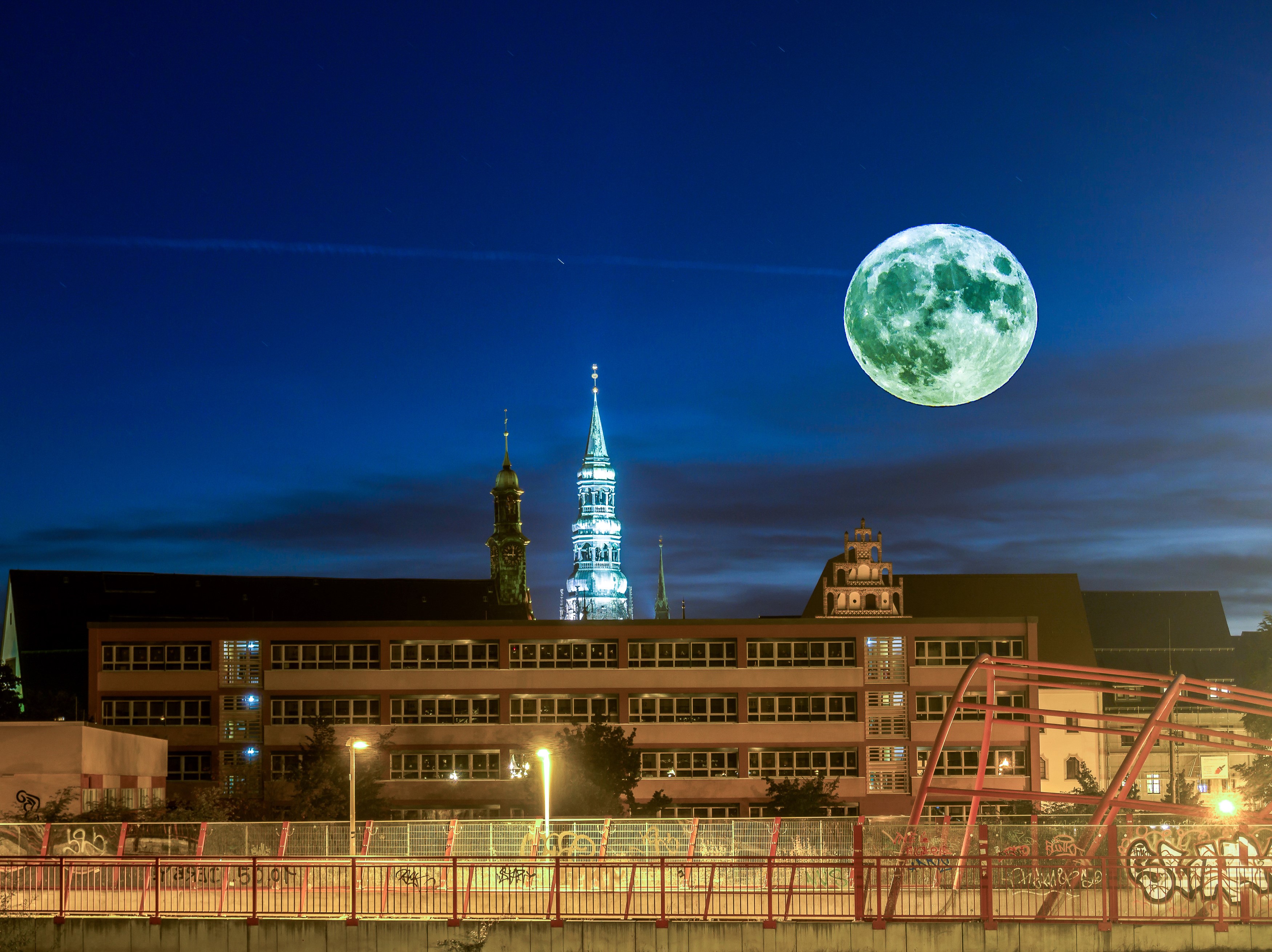 Moon over Zwickau, Germany buildings at night HD Wallpaper
