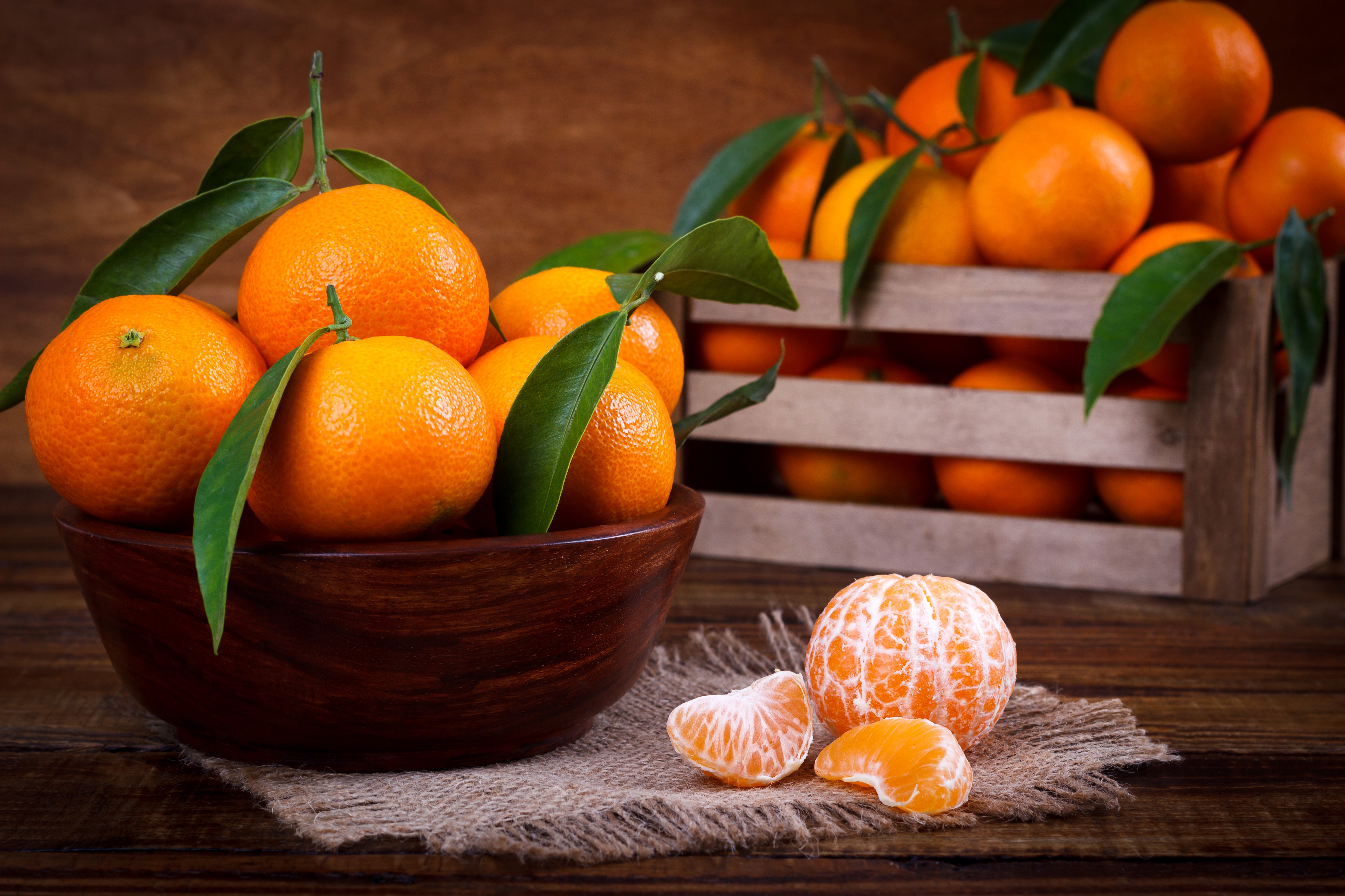 Mandarine with leaves in a bowl and crate HD Wallpaper
