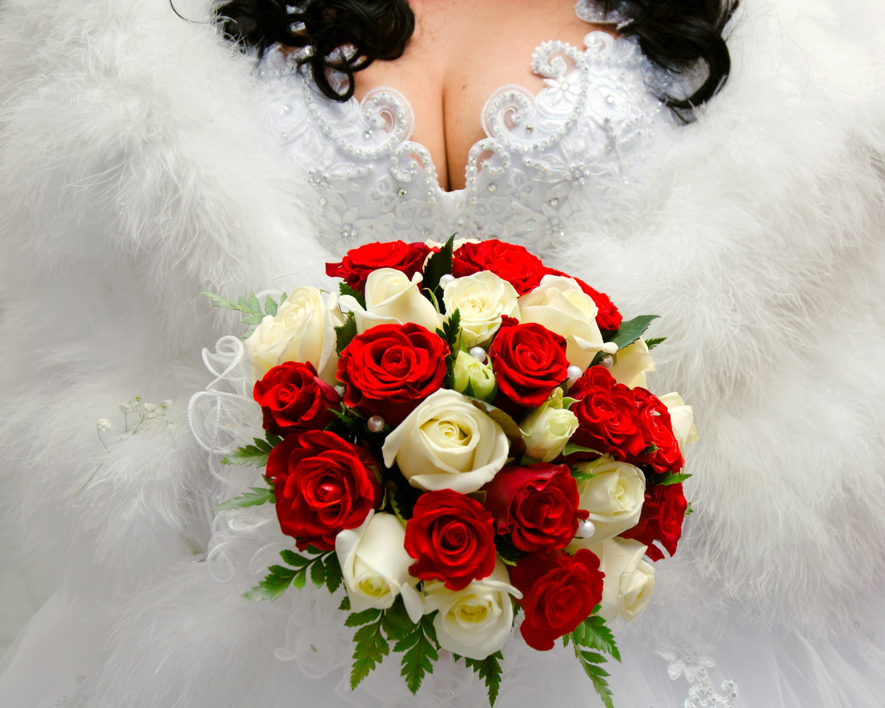 Bride holding red and white roses bouquet HD Wallpaper