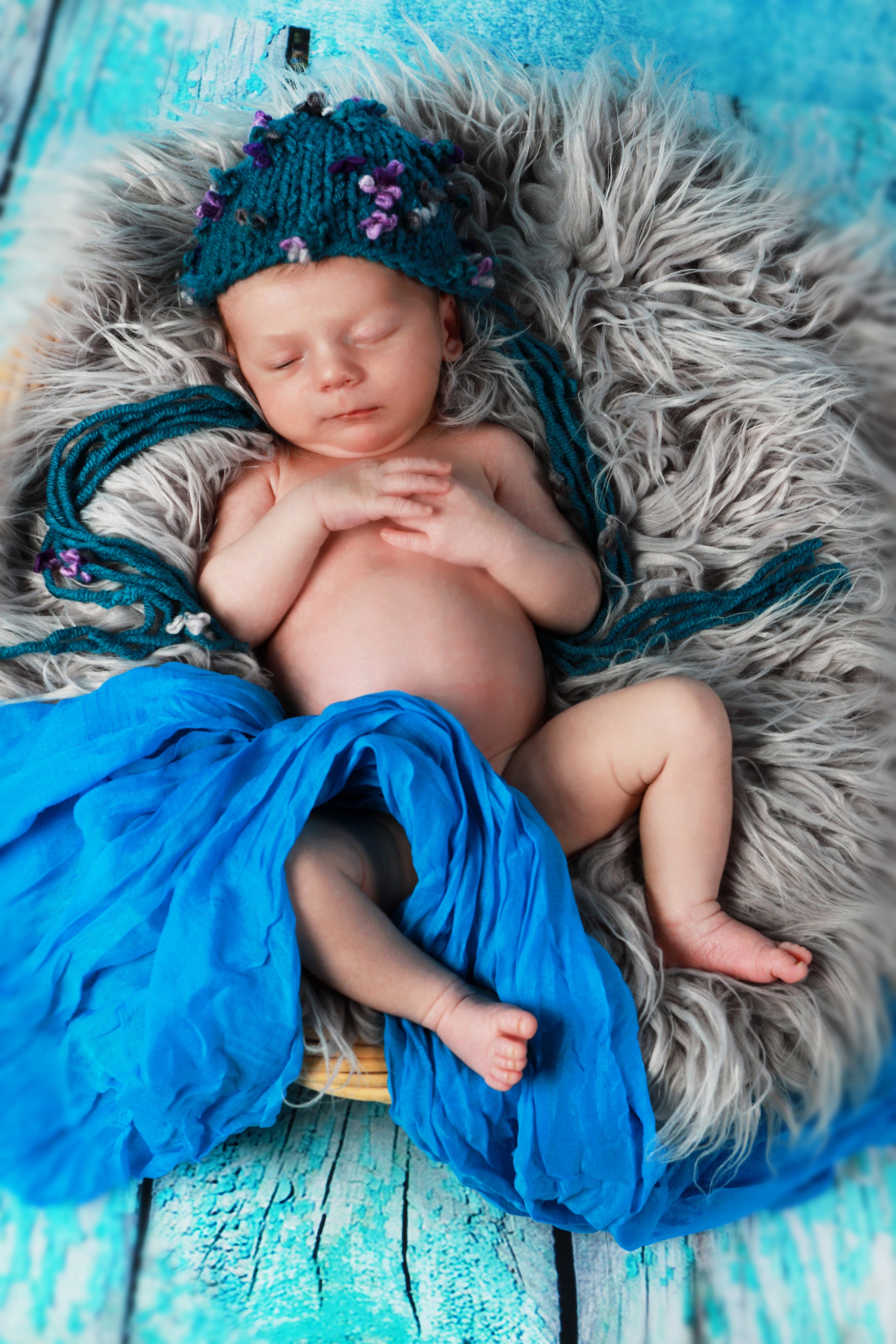 Newborn baby sleeping in a basket with a blue hat HD Phone Wallpaper