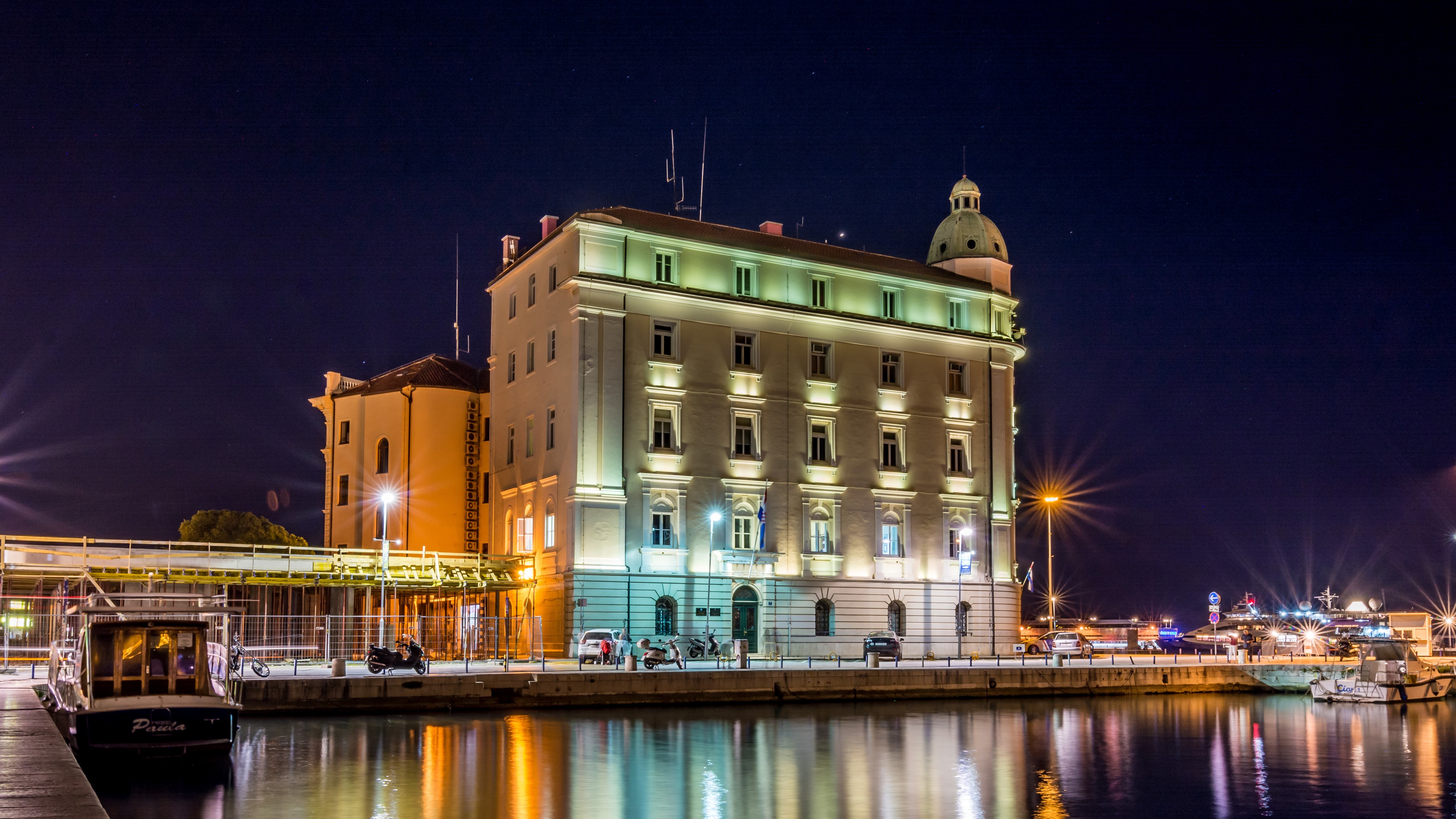 Building by the water at night HD Wallpaper