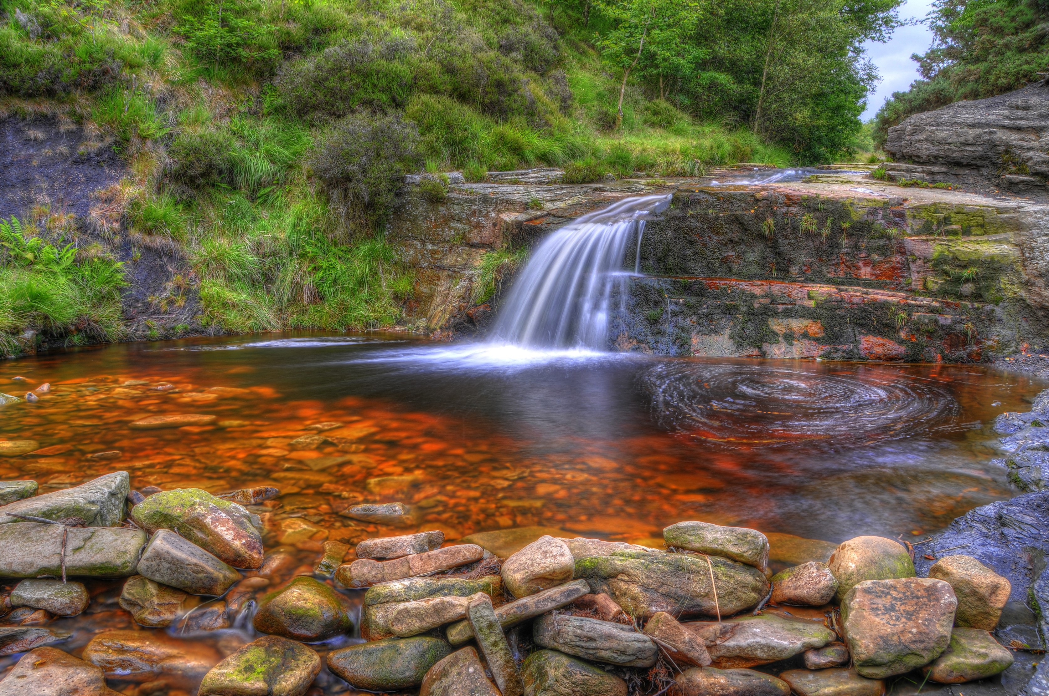 Waterfall over rocks in Anglezarke, England HD Wallpaper