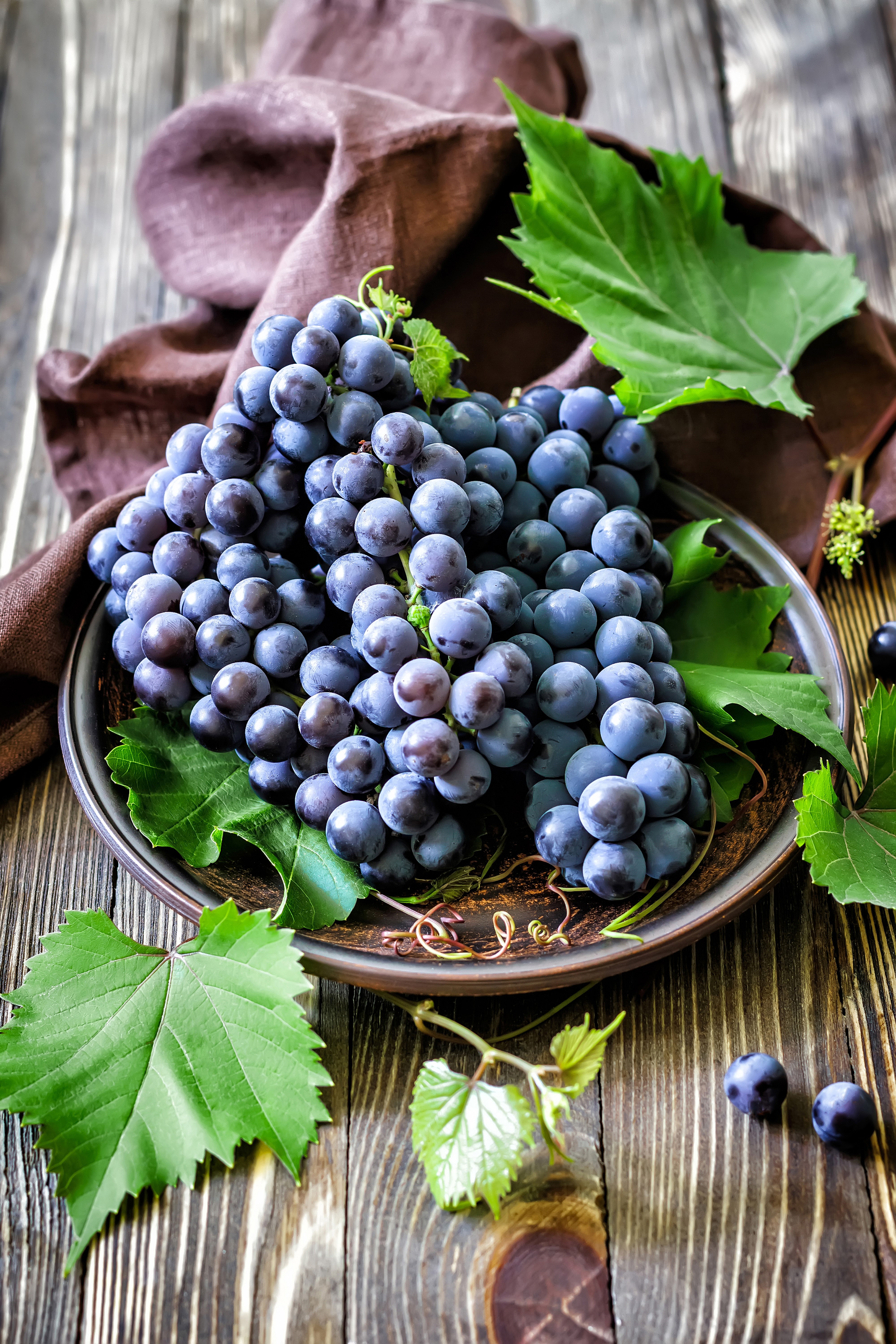 Grapes on a plate with leaves HD Phone Wallpaper