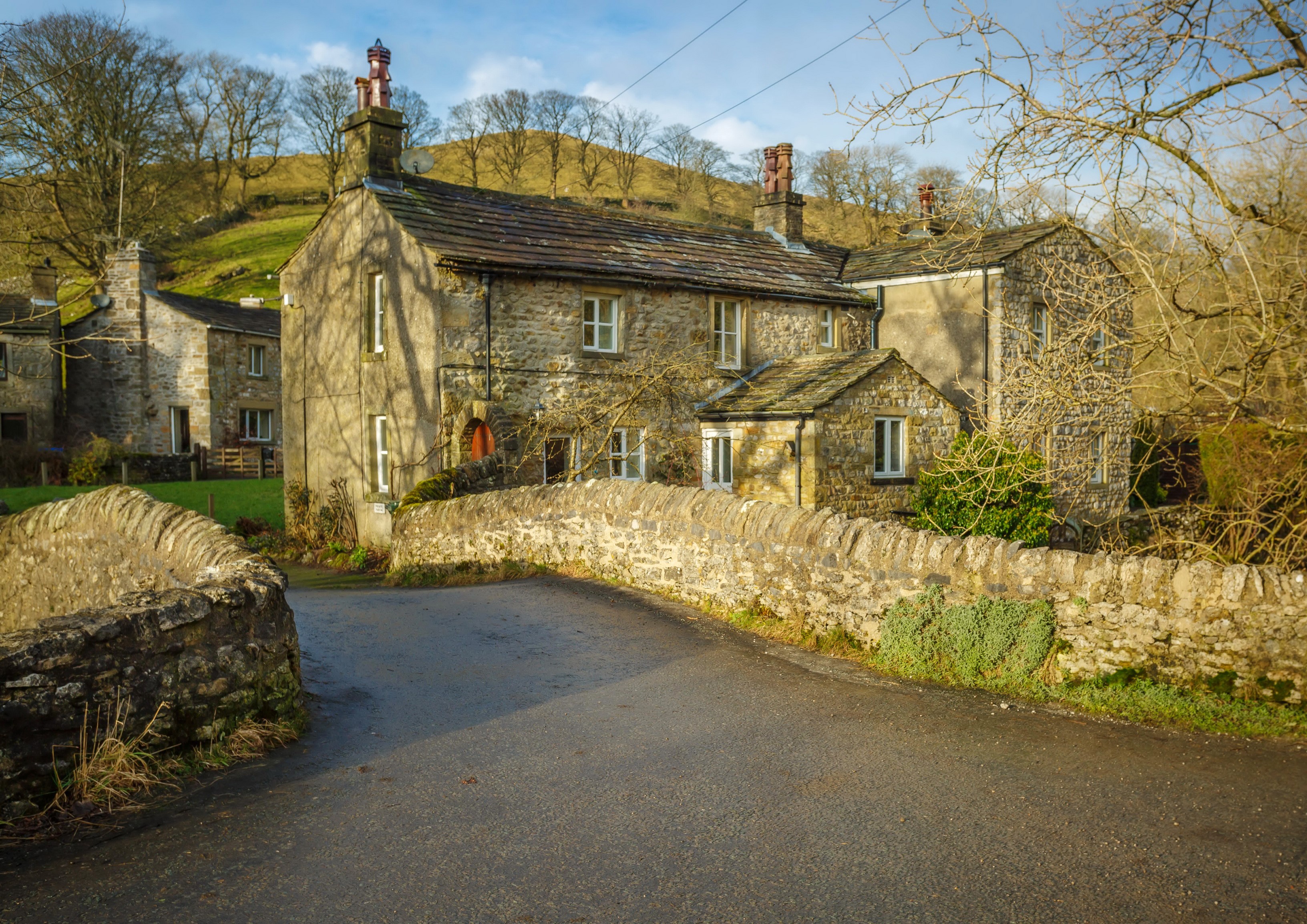 Stone houses and a stone bridge in Kettlewell, England HD Wallpaper