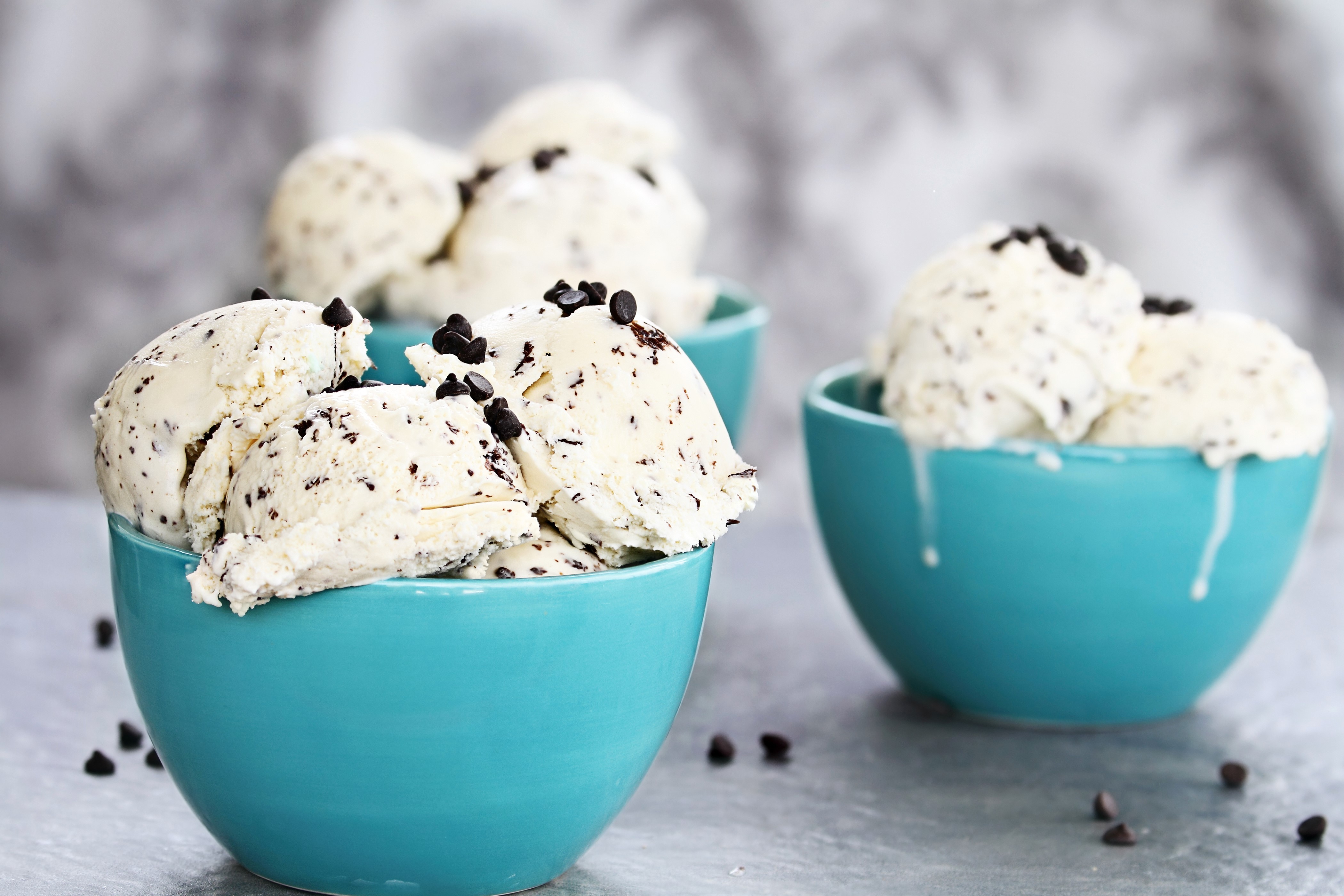 Chocolate chip ice cream in bowls HD Wallpaper