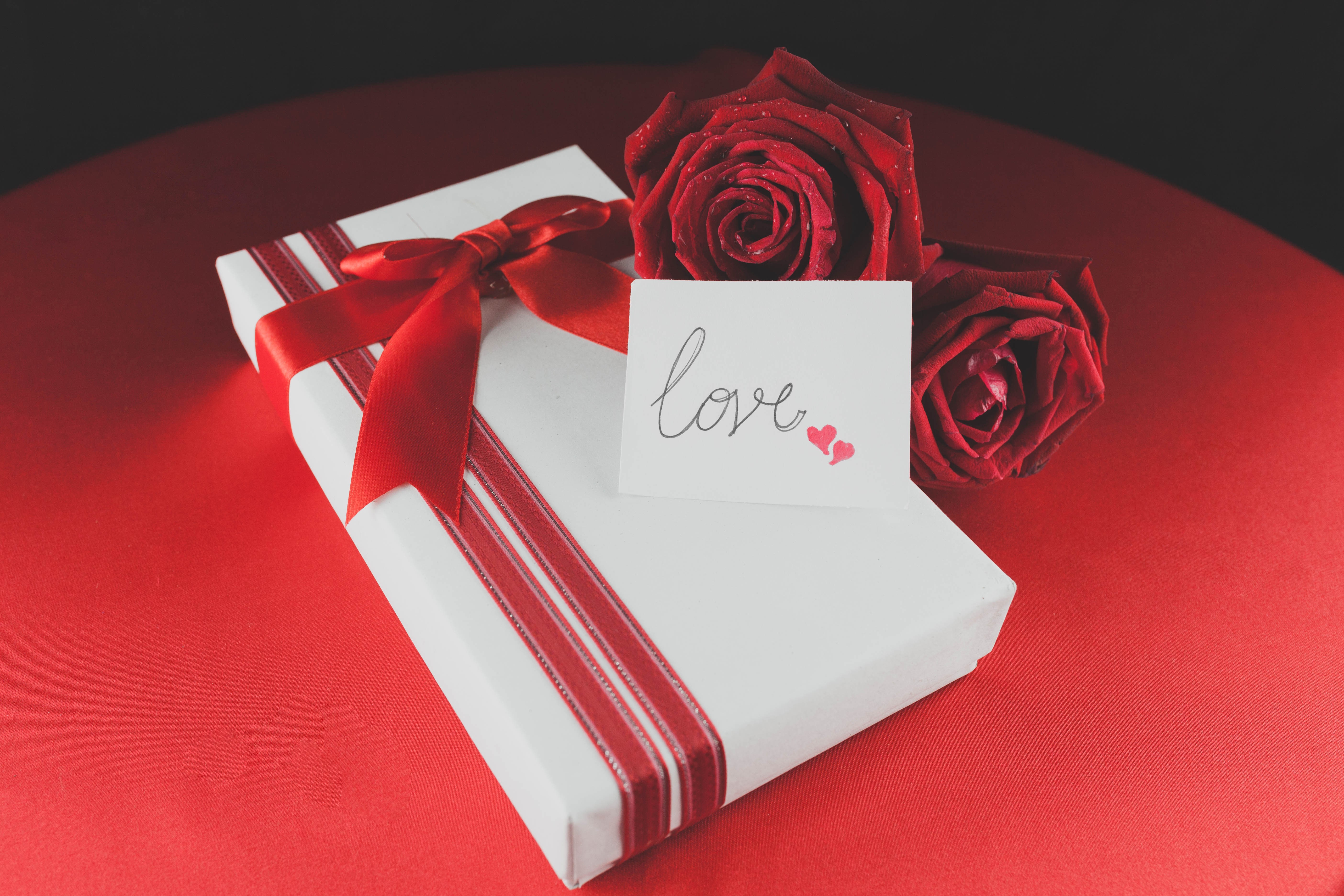Gift box with red roses and love card HD Wallpaper
