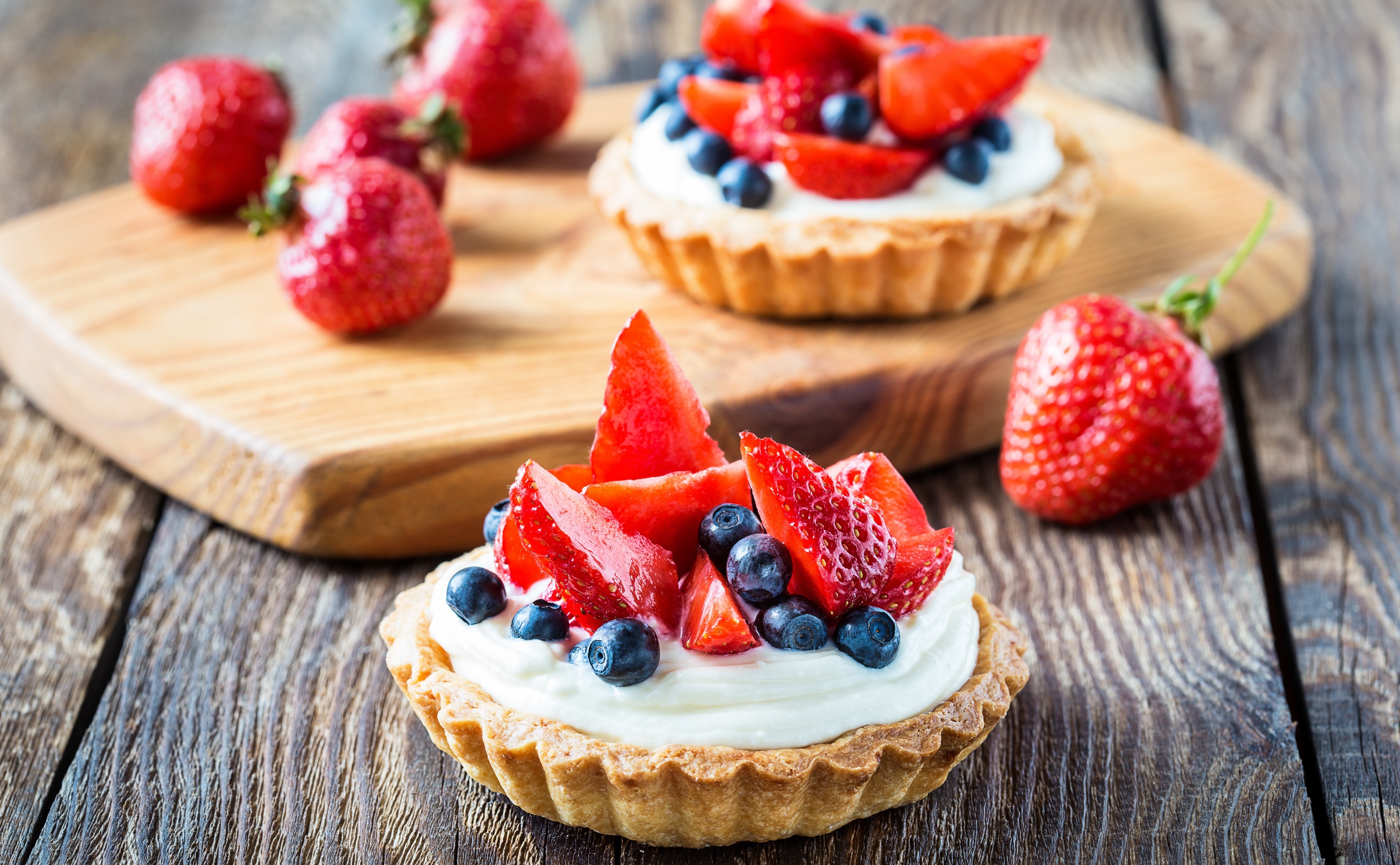 Strawberry and Blueberry Mini Cakes with Cream HD Wallpaper