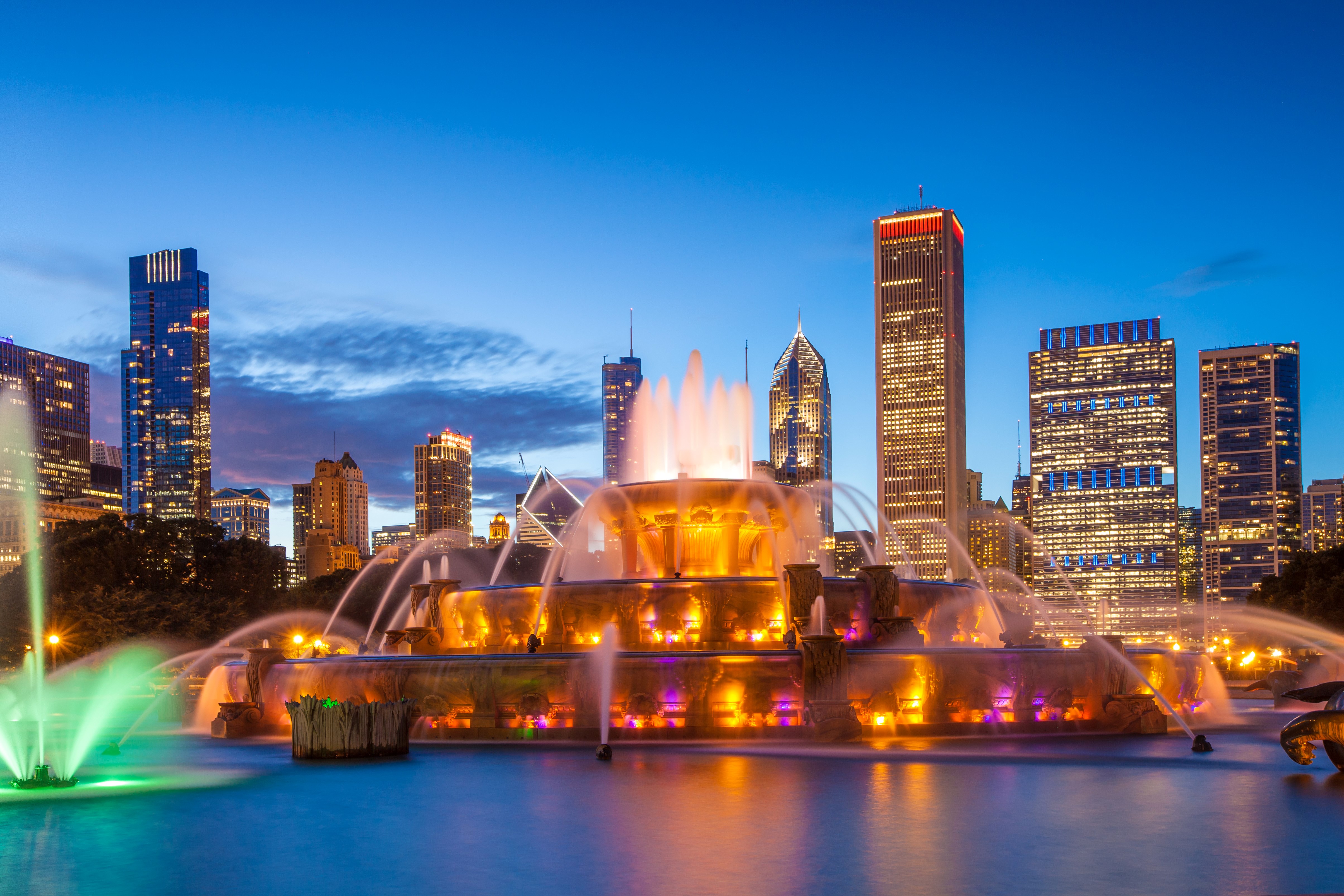 Buckingham Fountain and Chicago Skyline at Dusk HD Wallpaper