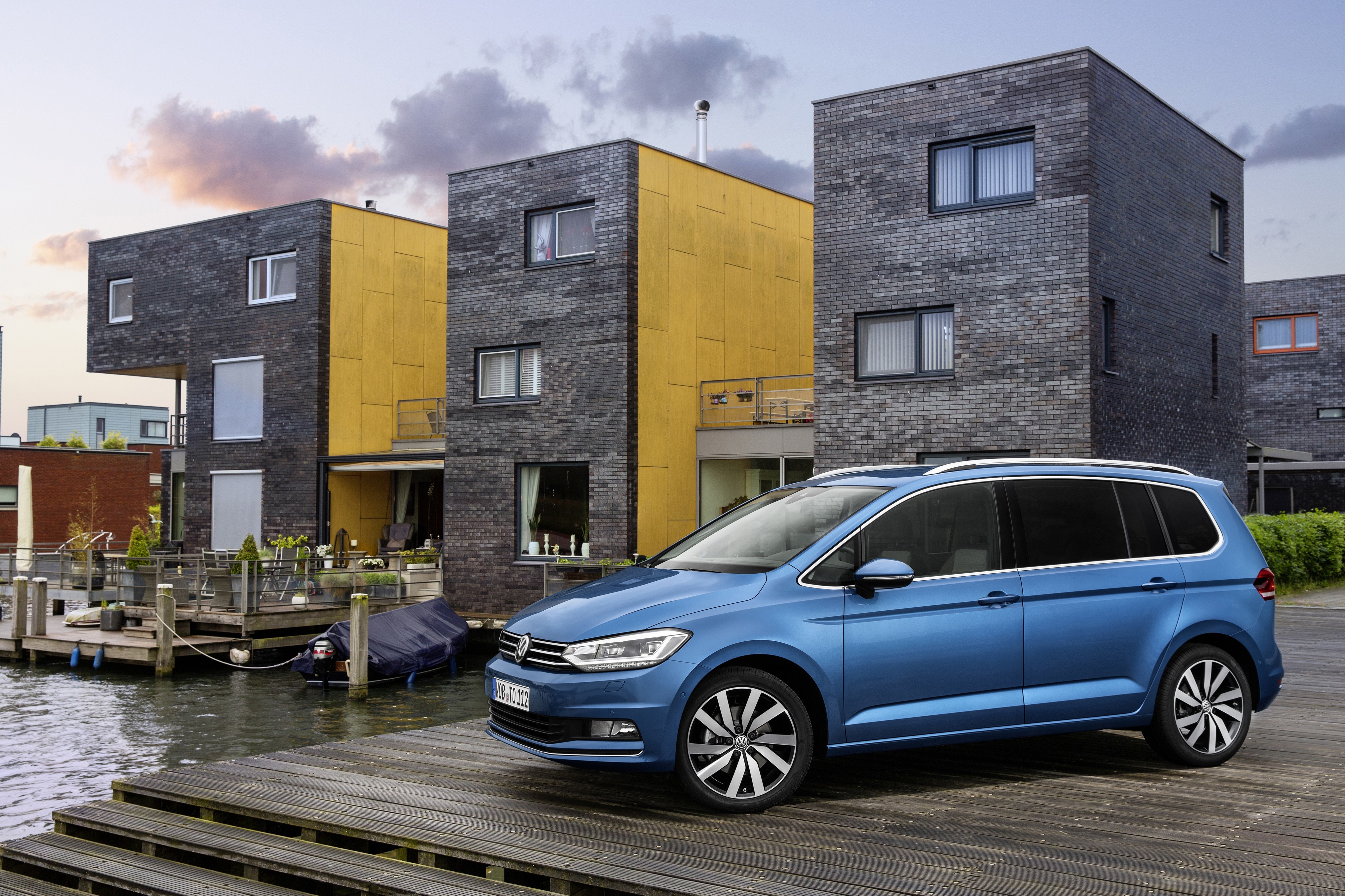 4K Volkswagen Touran 2015 Light Blue Side HD Wallpaper
