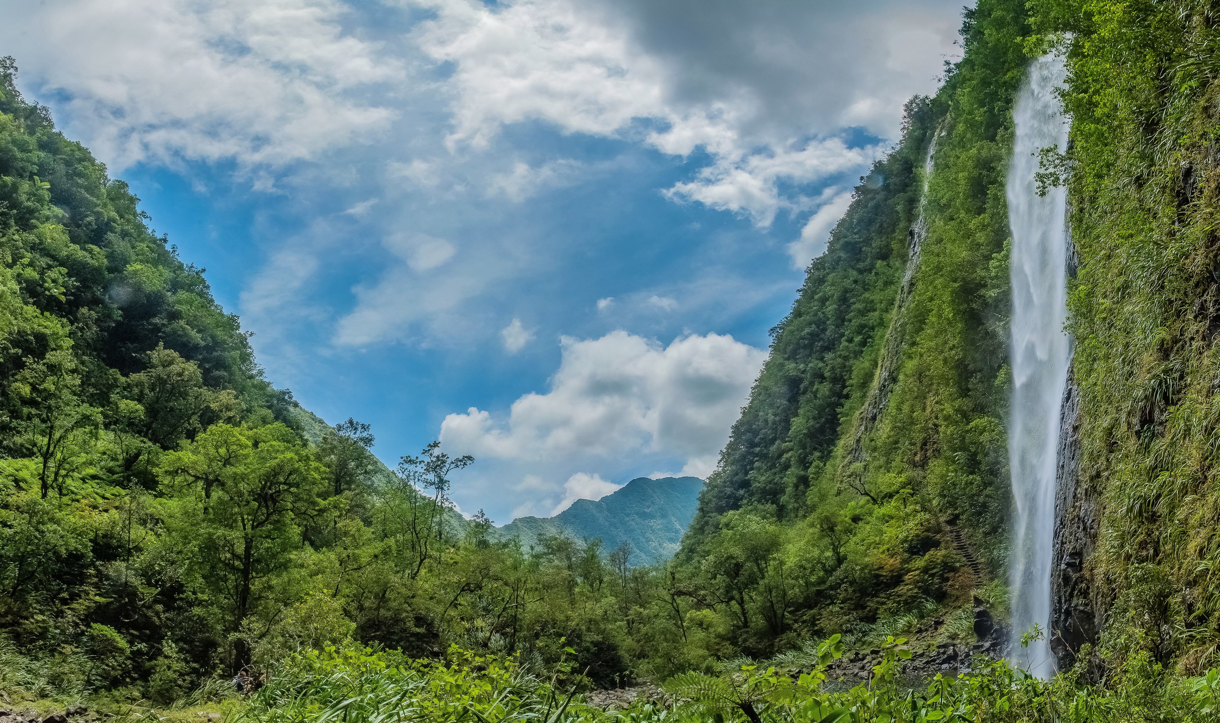 4K Waterfall in Ste-Suzanne, Reunion, France HD Wallpaper