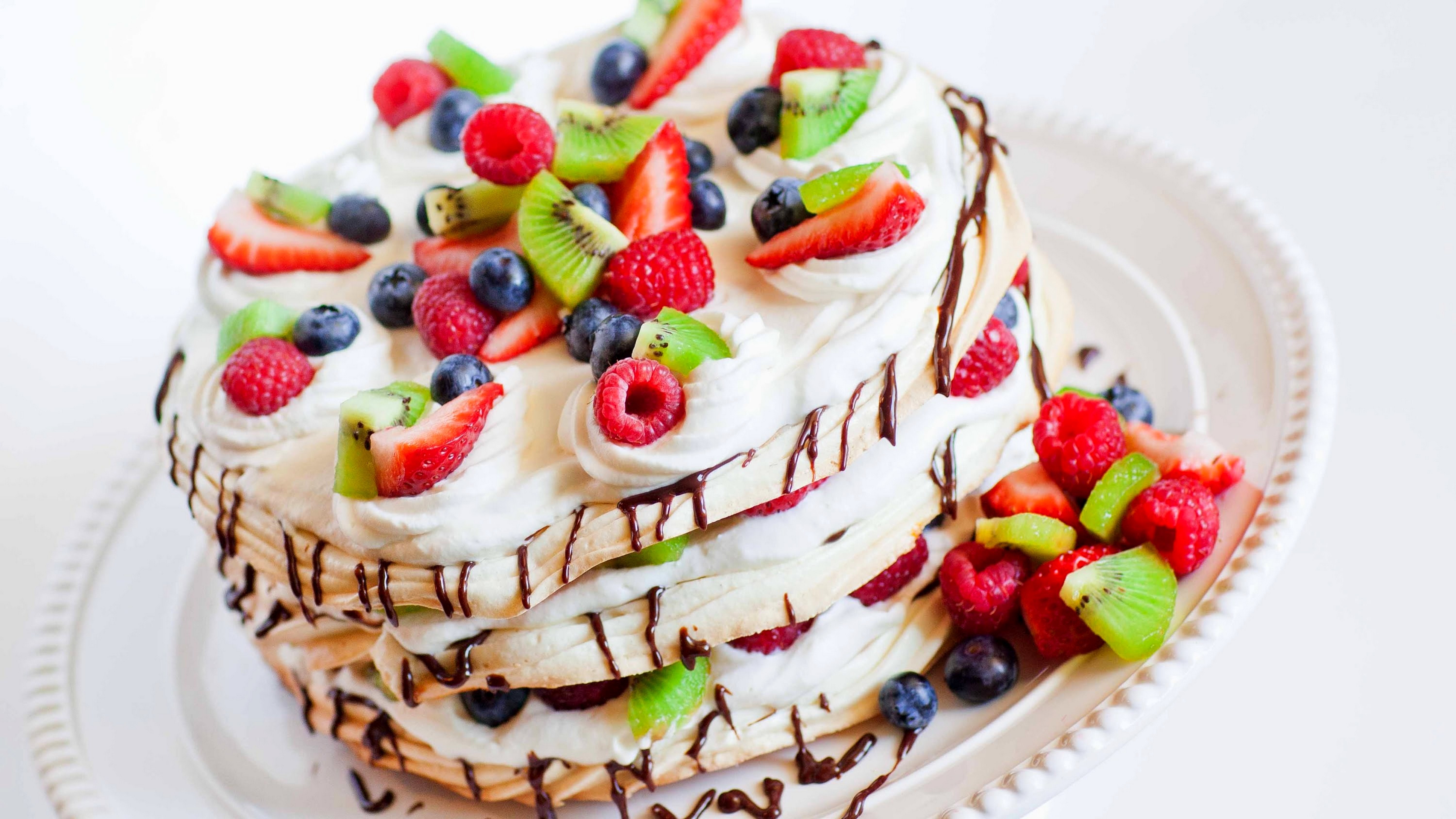 Pavlova cake with fresh berries and kiwi HD Wallpaper