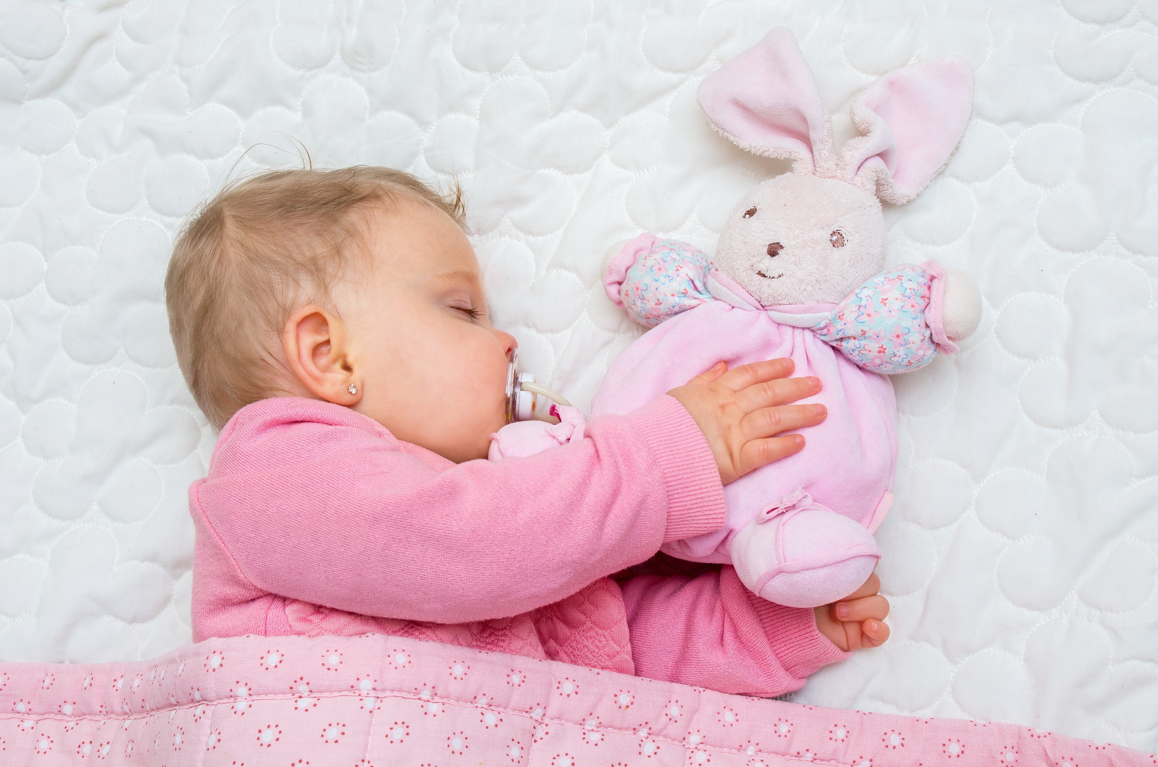 Baby sleeping with a pink bunny toy HD Wallpaper