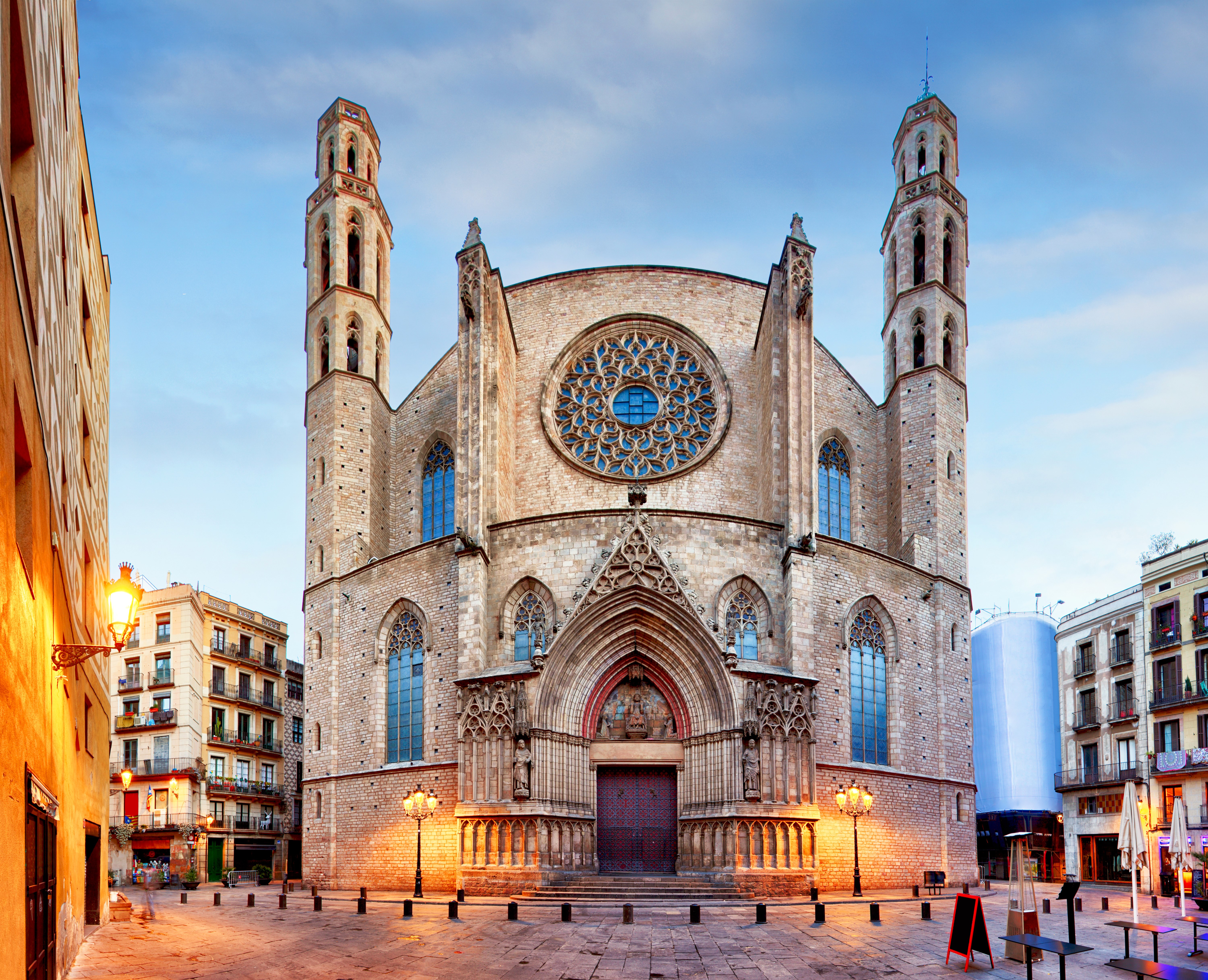 Santa Maria del Mar church in Barcelona, Spain at evening HD Wallpaper