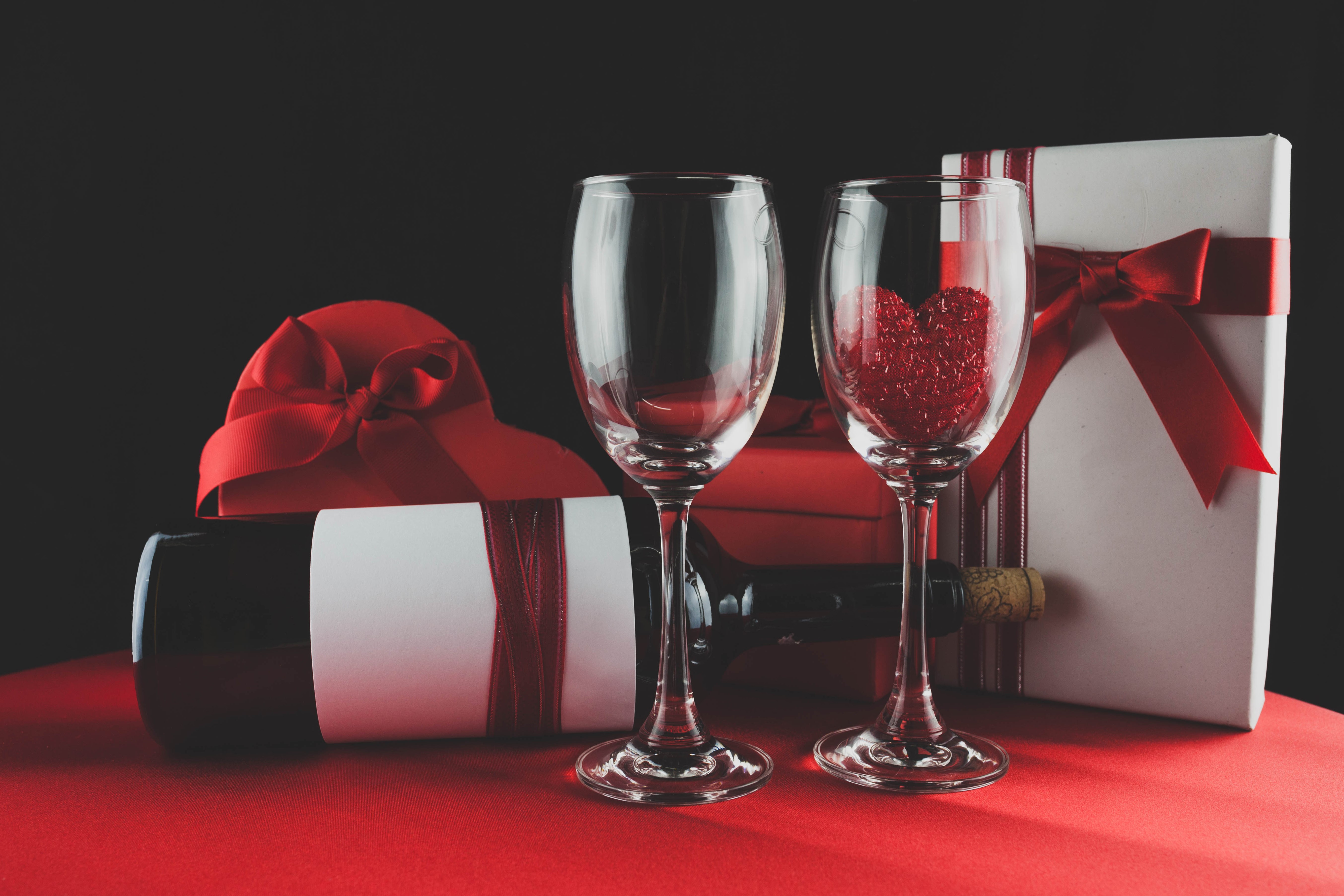 Wine glasses with gifts and wine bottle HD Wallpaper