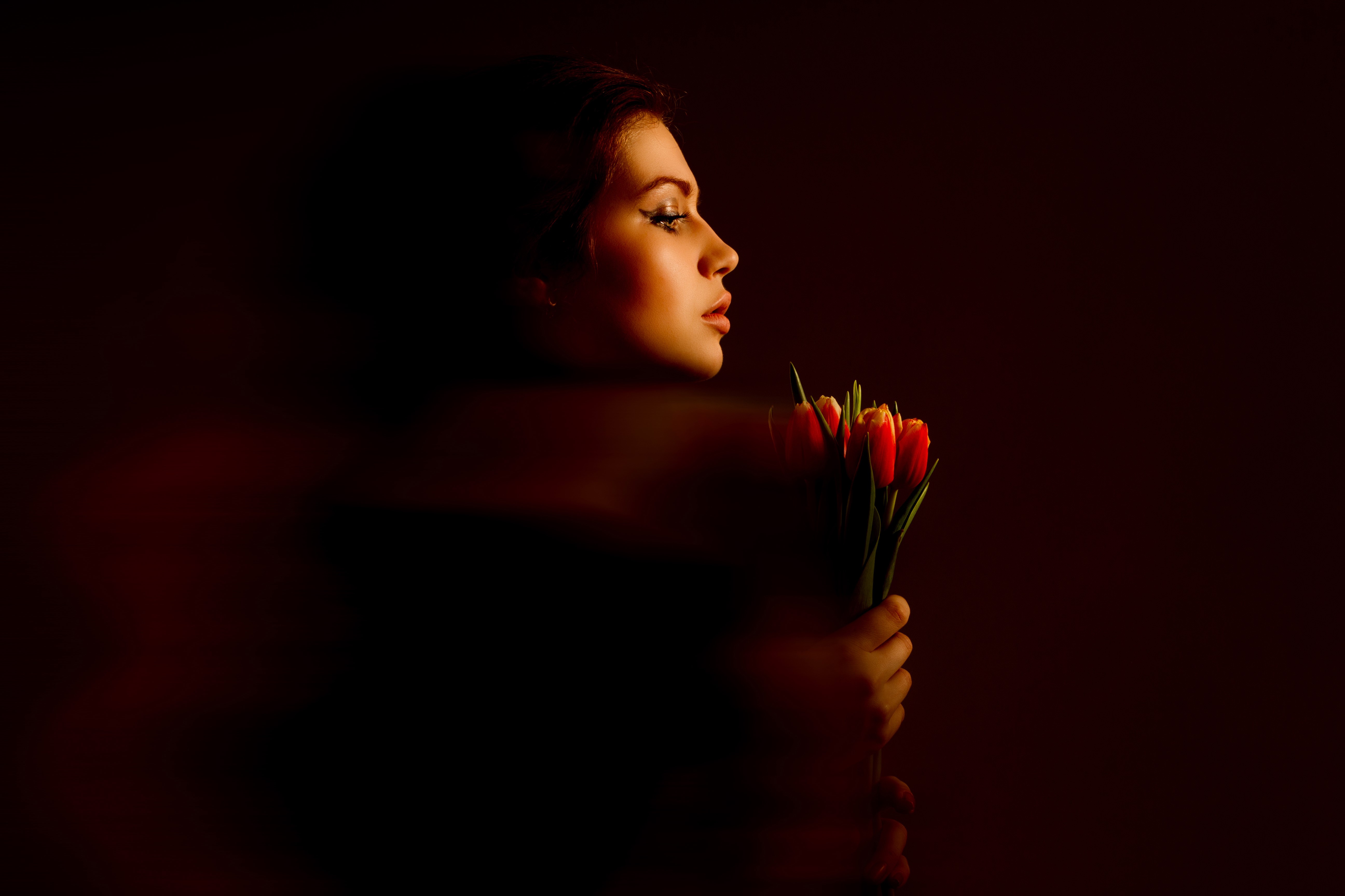 Woman holding tulips HD Wallpaper