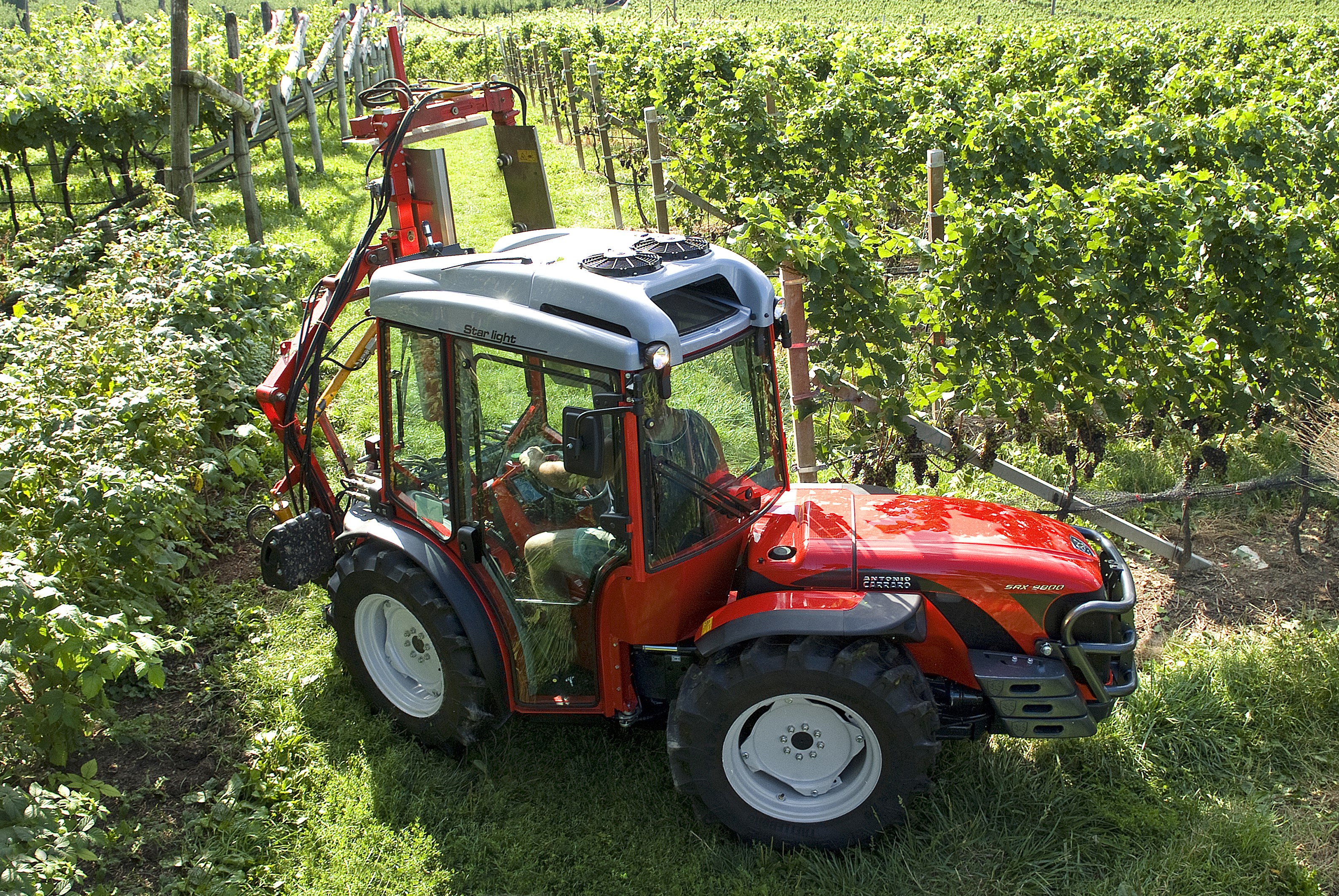 Antonio Carraro SRX 9800 tractor in a vineyard HD Wallpaper