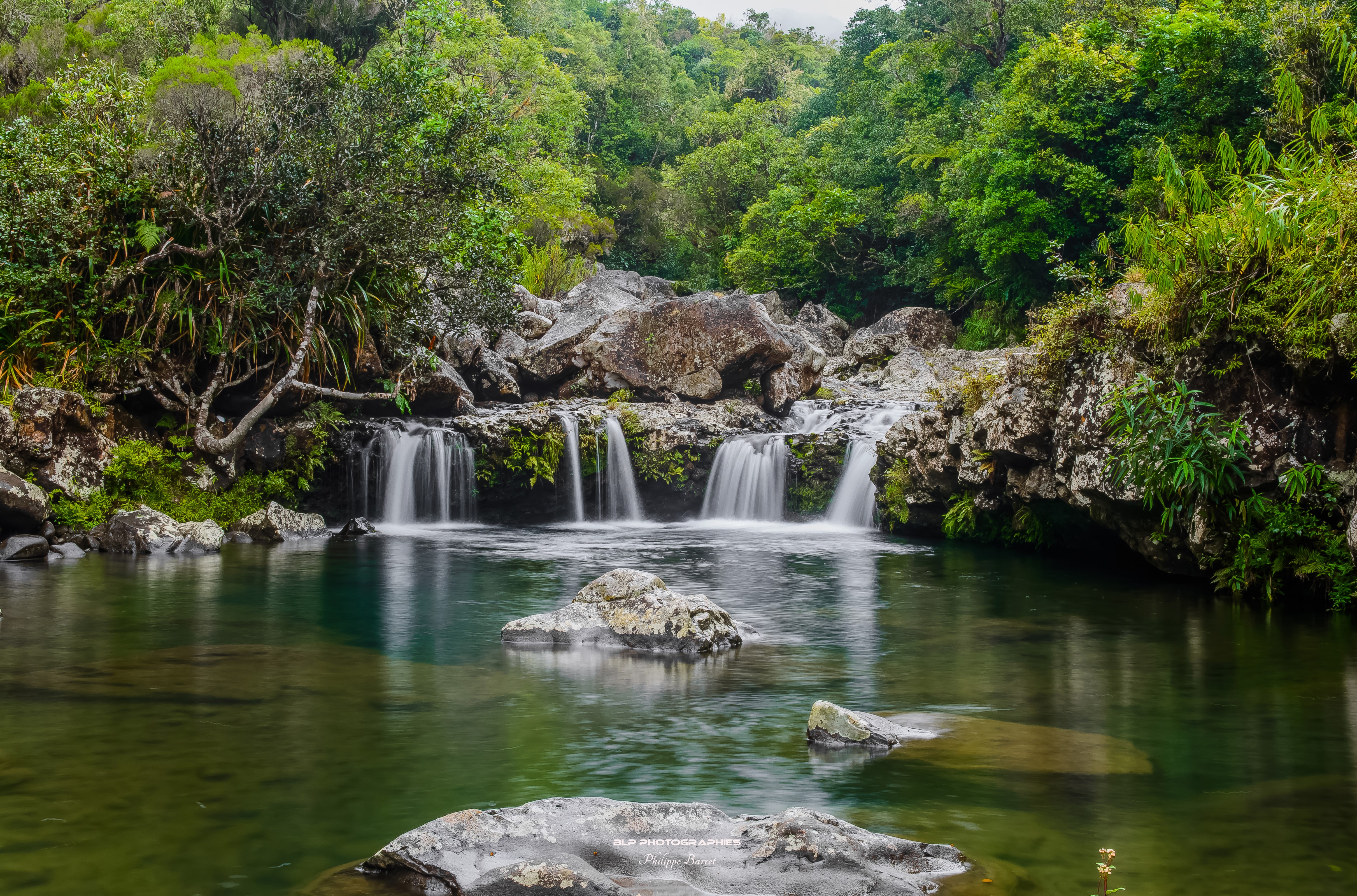 4K Waterfalls and Stones in Ste-Suzanne, Reunion HD Wallpaper