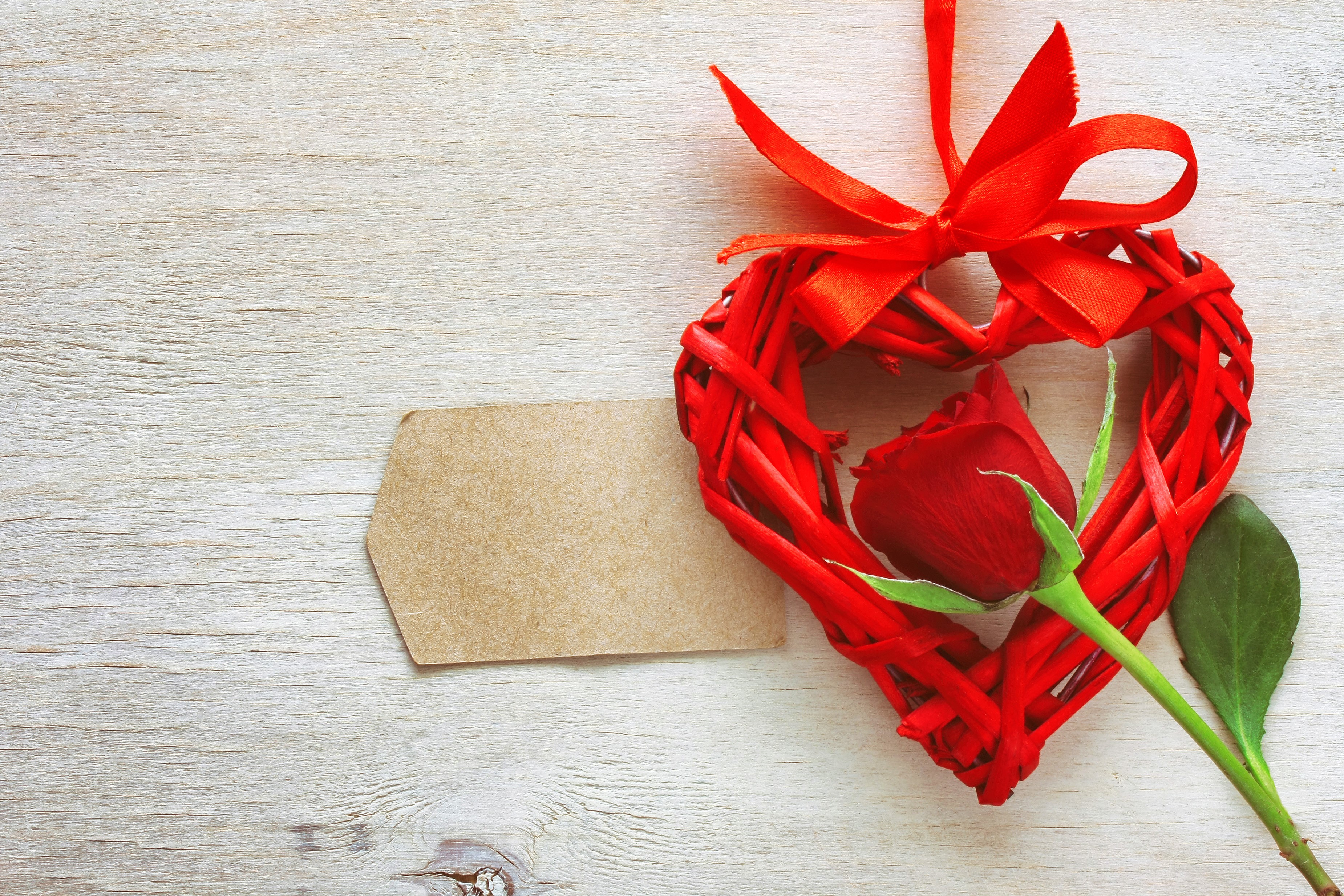 Red heart with rose and gift tag on wood HD Wallpaper